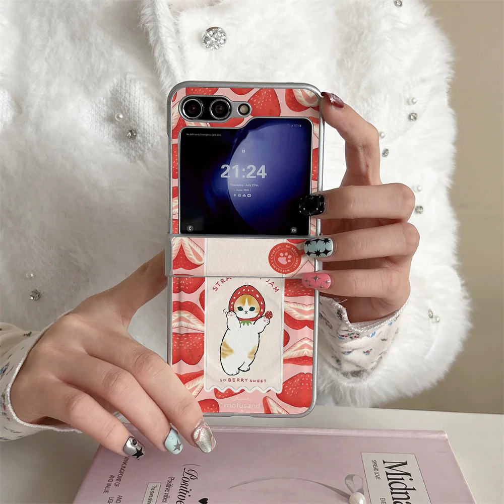 Capa Magnética Coreana INS Fofa com Patch de Gato e Morango para Samsung Galaxy Z Flip 7 6 5 4 Flip 5 Flip 6 Flip 4