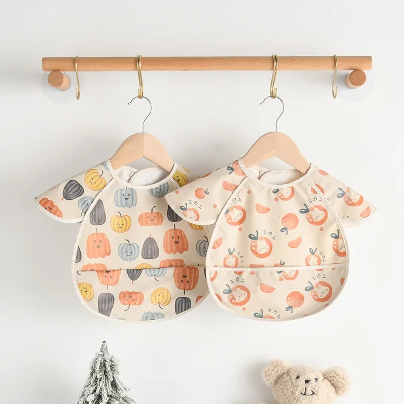 Nouveau imperméable à manches courtes bébé bavoirs mignon dessin animé gant de toilette tablier d'alimentation bavoir doux rot tissu pour enfant en bas âge garçon fille Bandana bavoirs