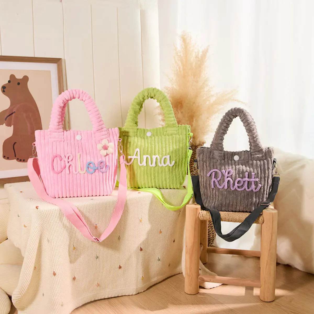 Personalisierte, handbestickte Umhängetasche mit Namen – Bonbonfarbene Cord-Bucket-Bag für den Alltag – Detail 11