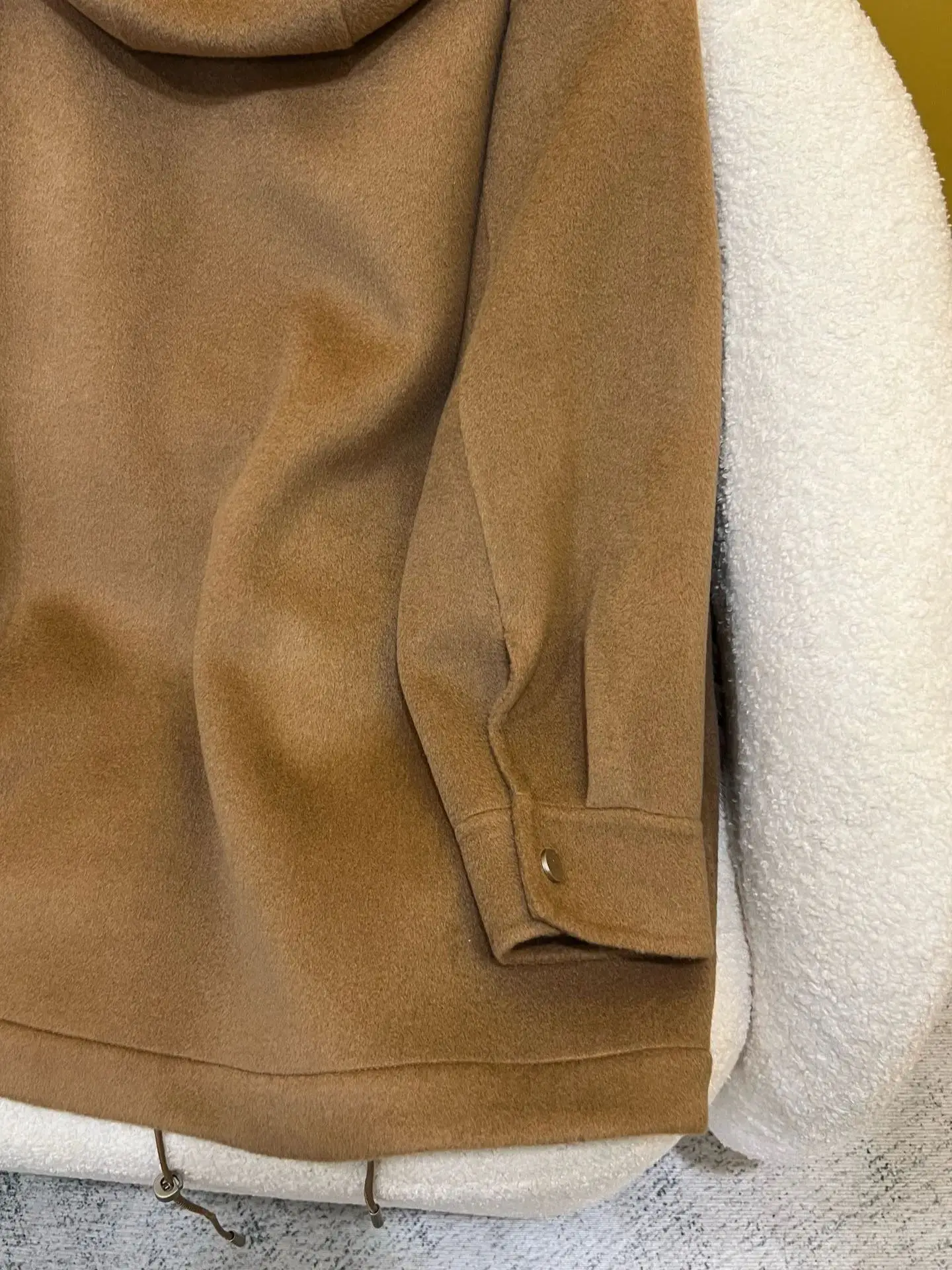 Herbstliche Kaschmir-Kapuzenjacke mit Pelztaschen