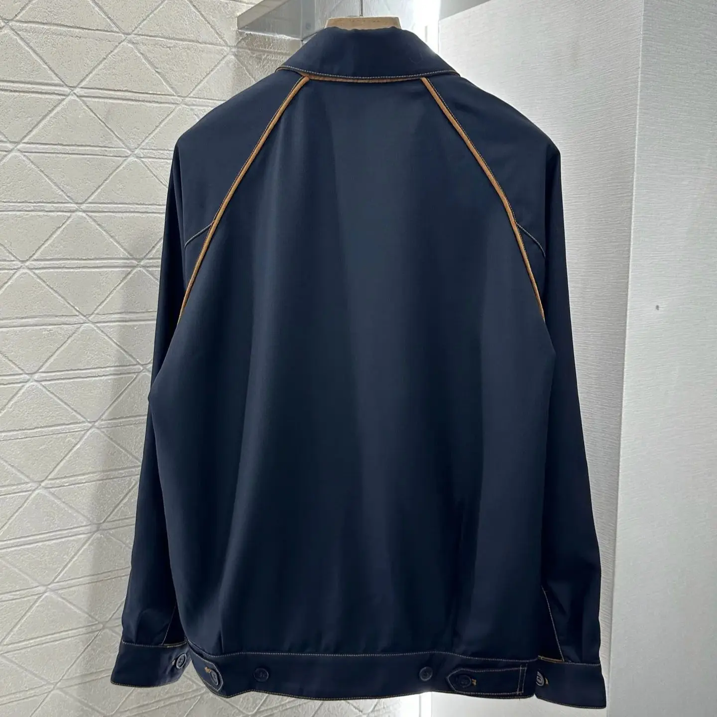 

2025 New Products on the Shelves Contrast Color Outline Zipper Jacket Worsted Wool Material Drop Shoulder Lapel