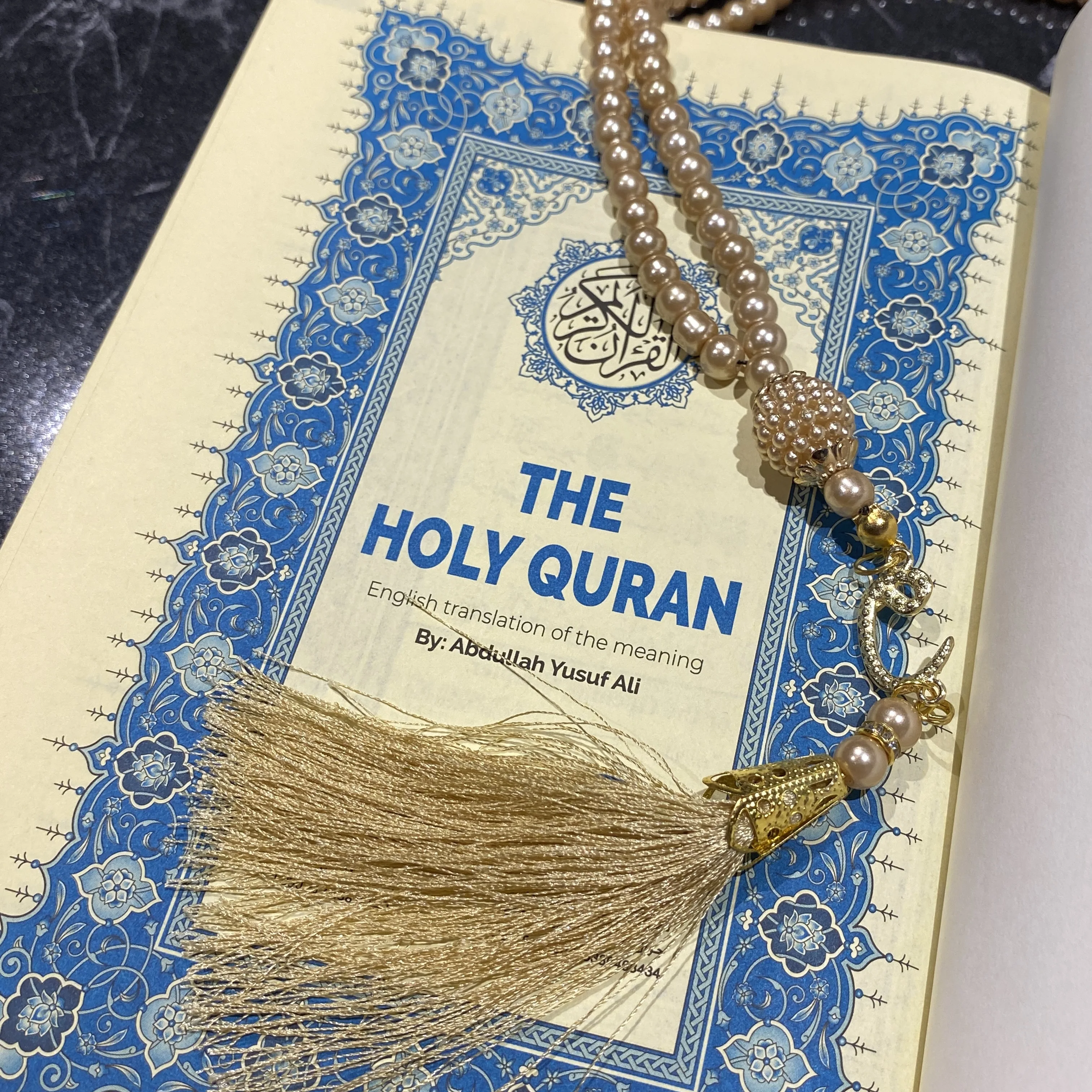 英語のquran、革のモシャフ、コーラン、黒、アラビア語のquran、