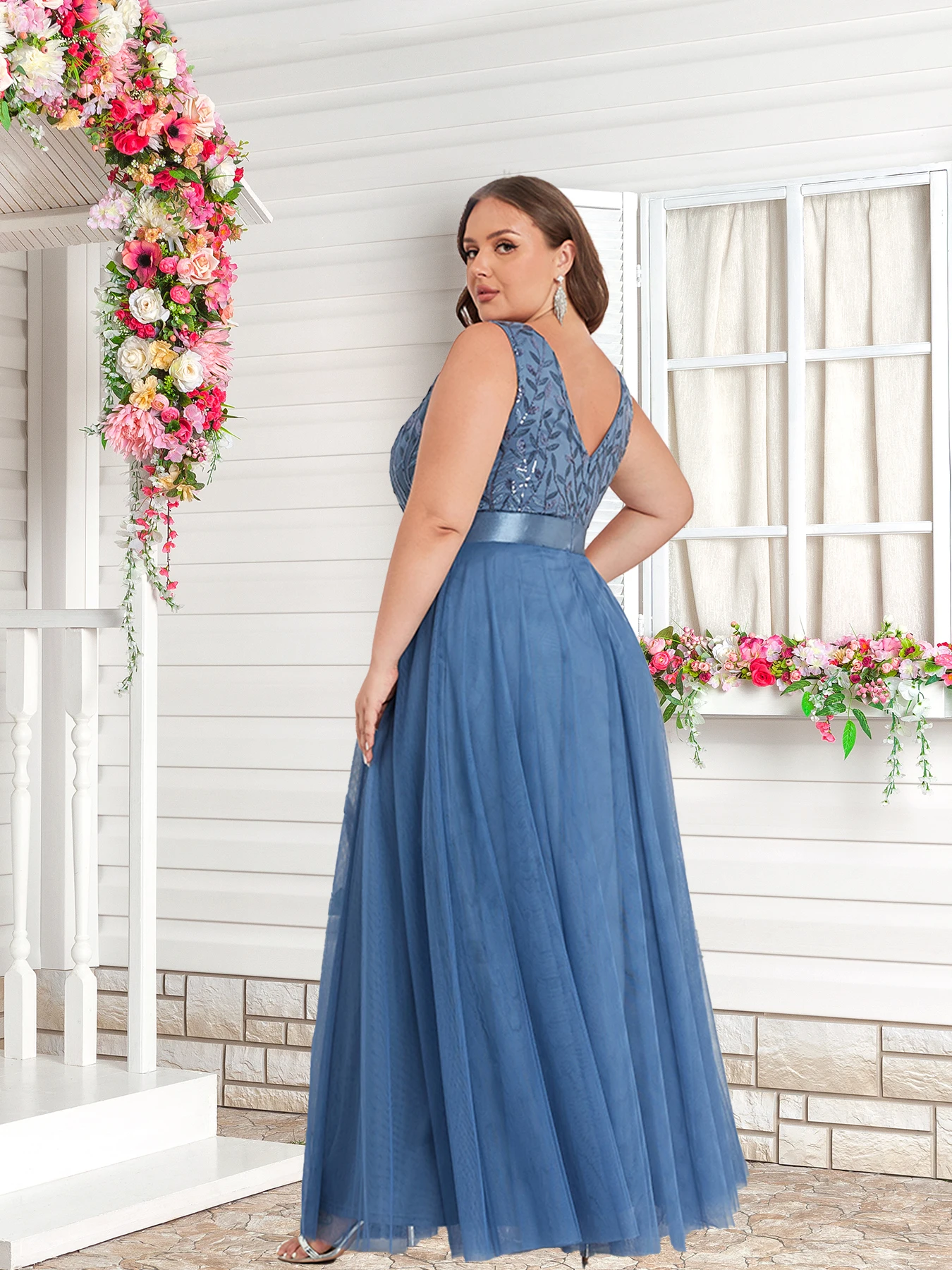 فستان شاش طويل أنيق بدون أكمام برقبة على شكل حرف V مع ترتر يسلط الضوء على مزاج الآلهة