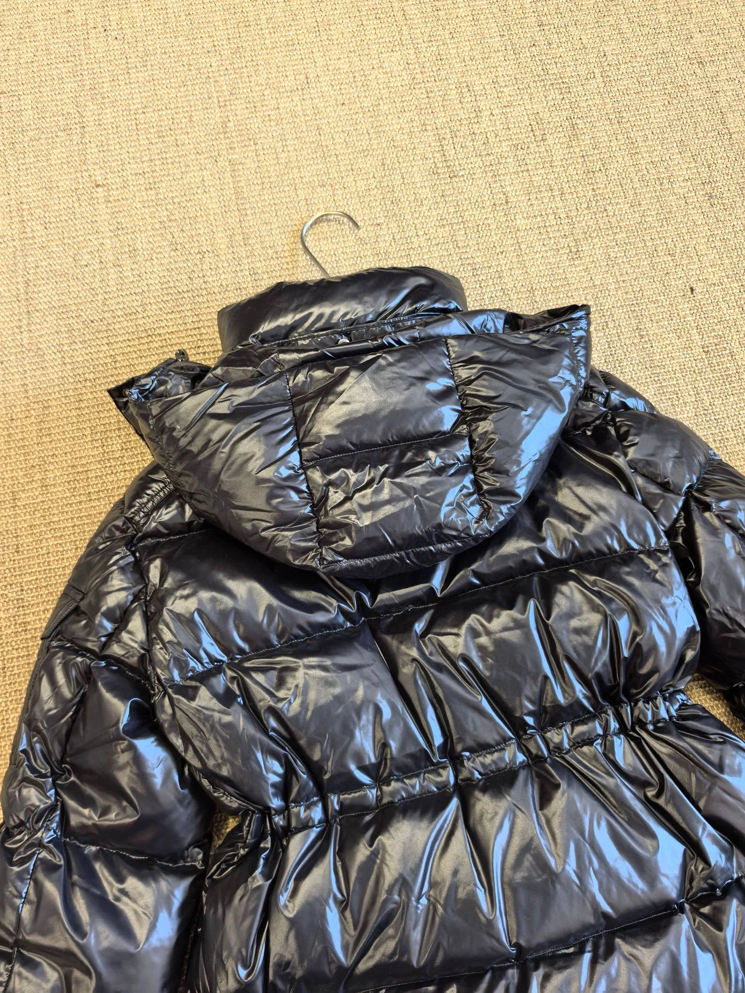 เสื้อแจ็คเก็ตขนเป็ดยาวสำหรับผู้หญิง ดีไซน์หรูหรา ผิวมันเงา เหมาะสำหรับฤดูหนาว