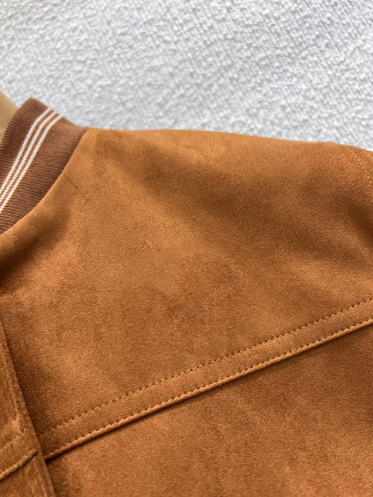 レディース キャラメル スエード クロップド ボンバー ジャケット ボタンアップ ベースボール スタイル アウター