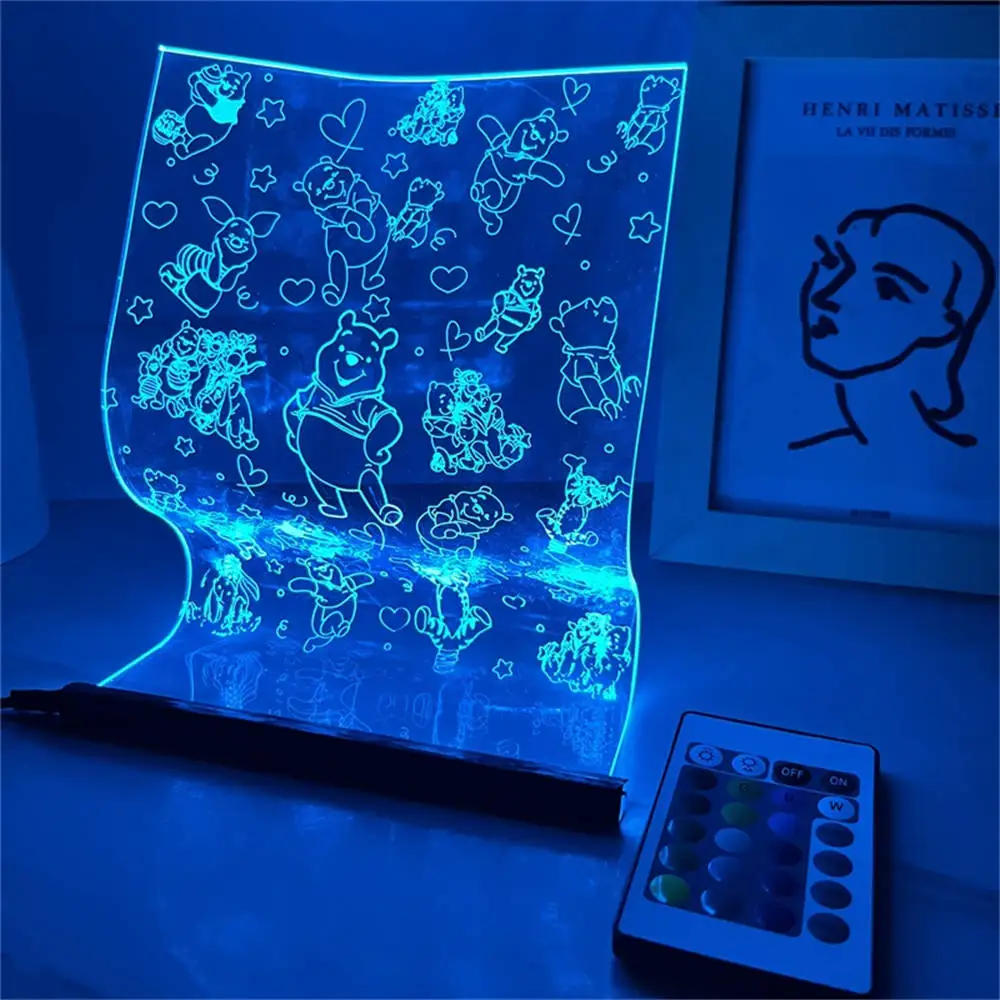 Linda lámpara de mesa LED de oso, luz acrílica, guía de escritorio, animación Popular, decoración de arte IP, iluminación de escritorio para niños, el mejor regalo