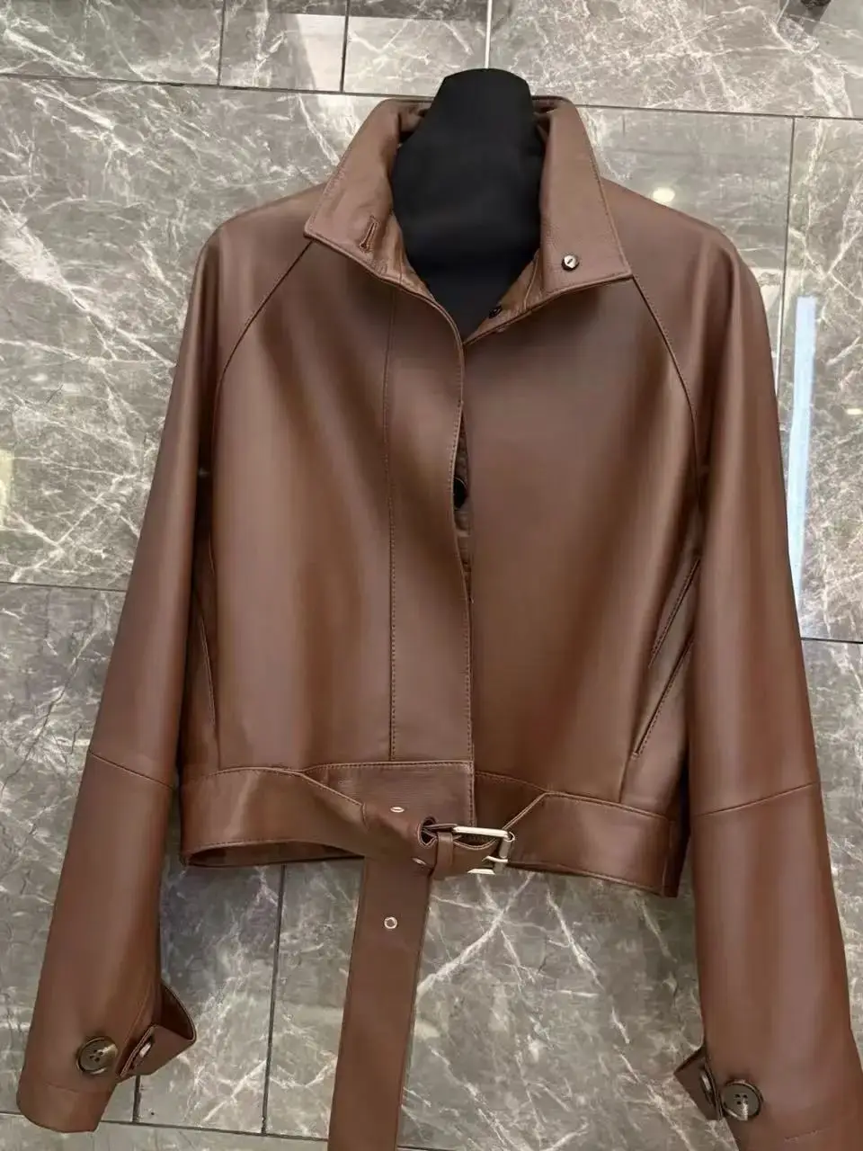เสื้อแจ็คเก็ตหนังแท้คอตั้งสไตล์ลำลองสำหรับผู้หญิง พร้อมเข็มขัด