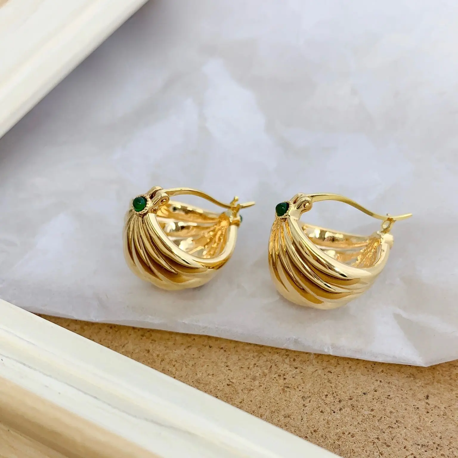 

MADALENA SARARA 18k Gold Women Earrings Shell Pattern Shape Dimensional Style Stud Earrings Au750