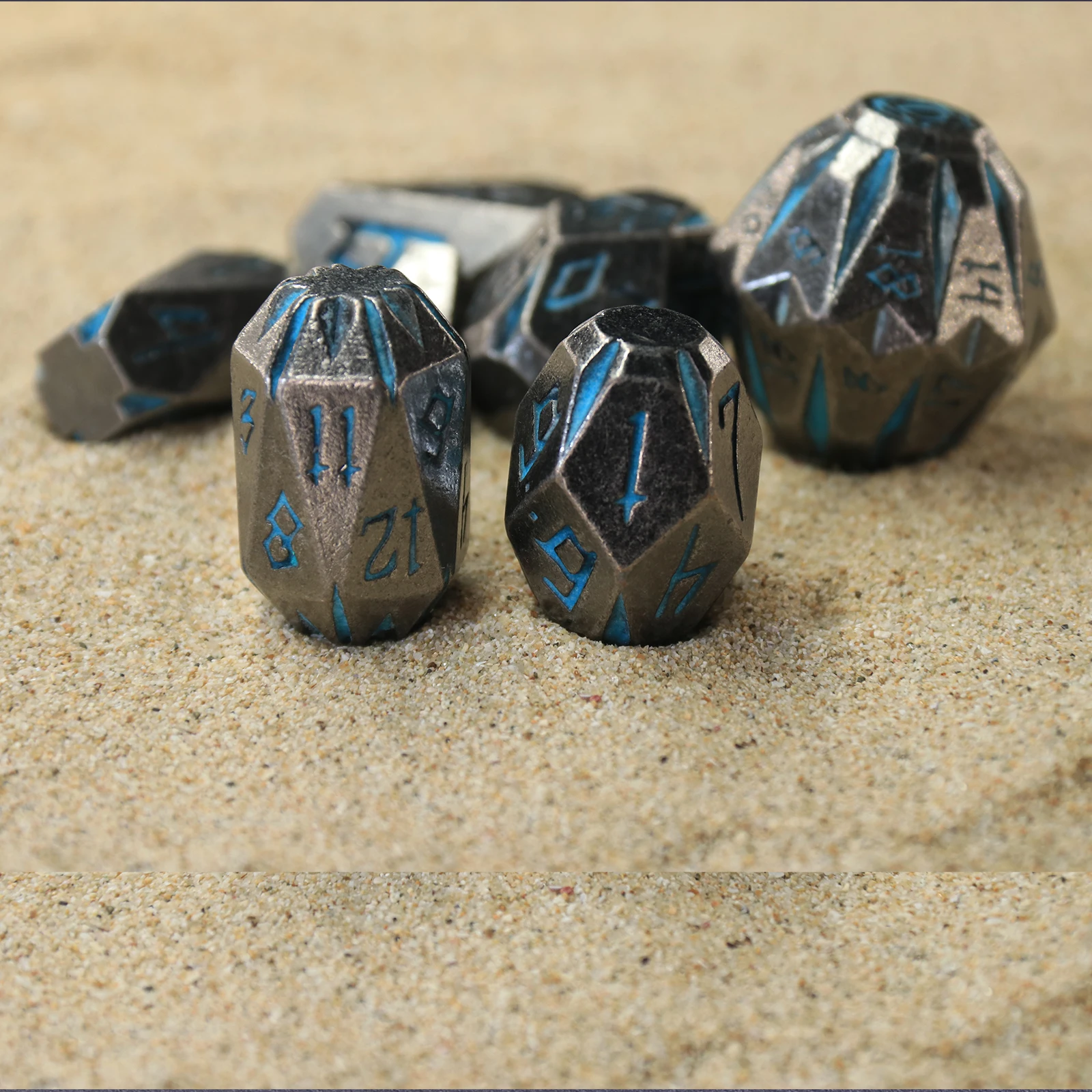 مجموعة نرد معدنية مكونة من 7 قطع من D&D، مجموعة نرد متعددة السطوح ذات طابع حجري أزرق مع صندوق لألعاب لعب الأدوار DND