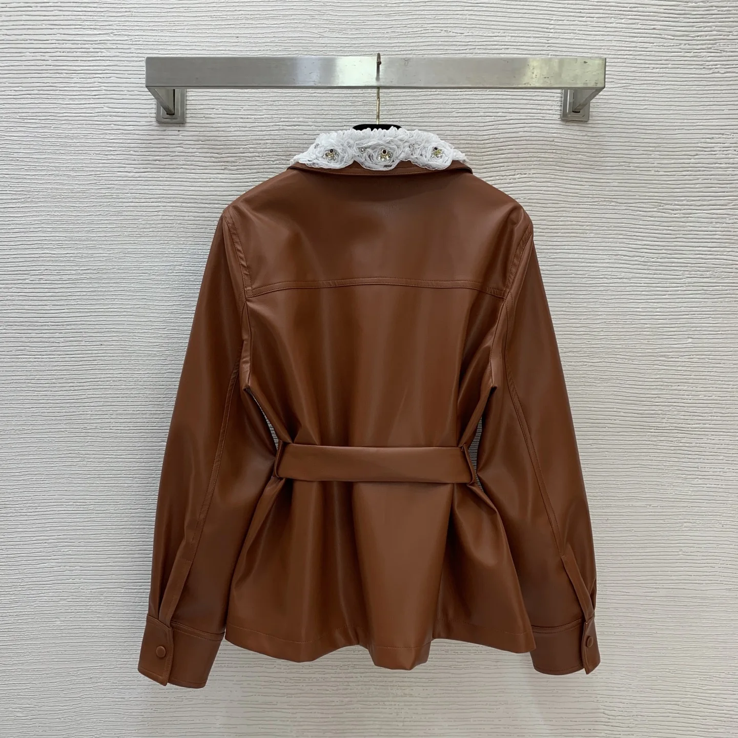 

25SS Autumn/Winter Women's Lace Flower Collar Double Row Buckle Side Open placket with Belt Long Sleeve Leather Jacket LH212