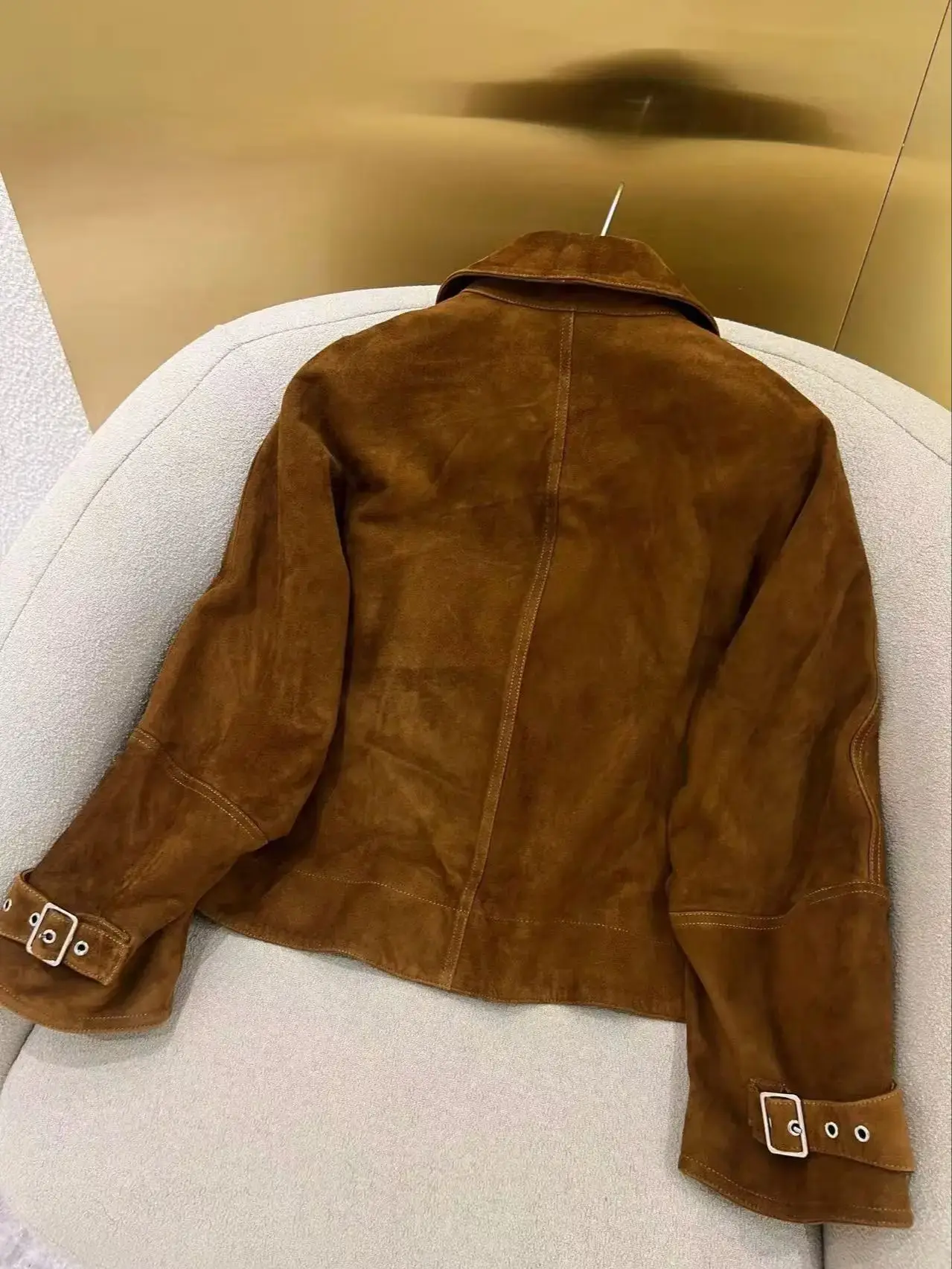 カジュアルで上品なショート丈のレディース本革スエードジャケット