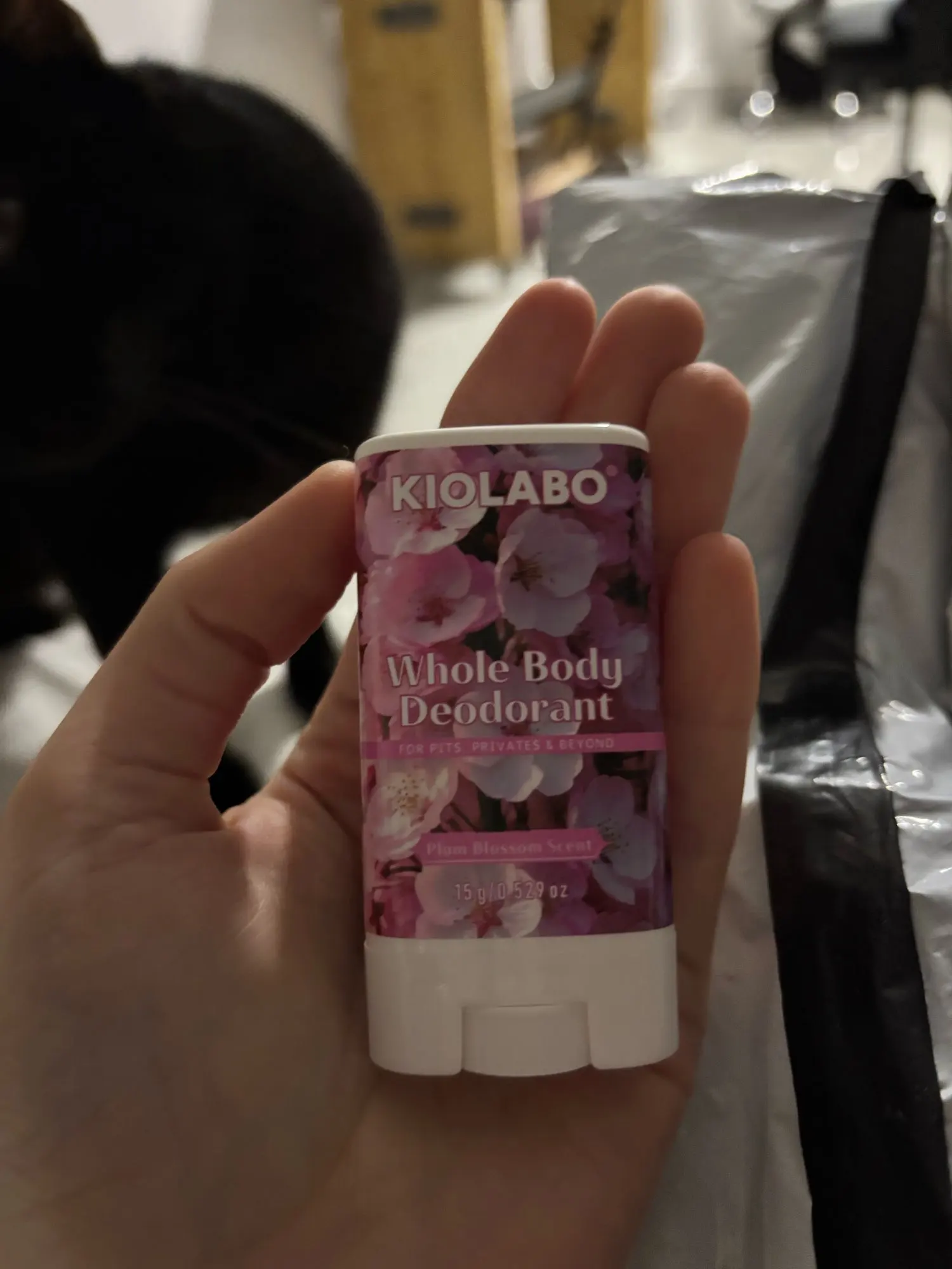 15 grams of deodorizing body cream. Fresh aroma controls odor, avoiding awkwardness, refreshing and non greasy, portable travel photo review