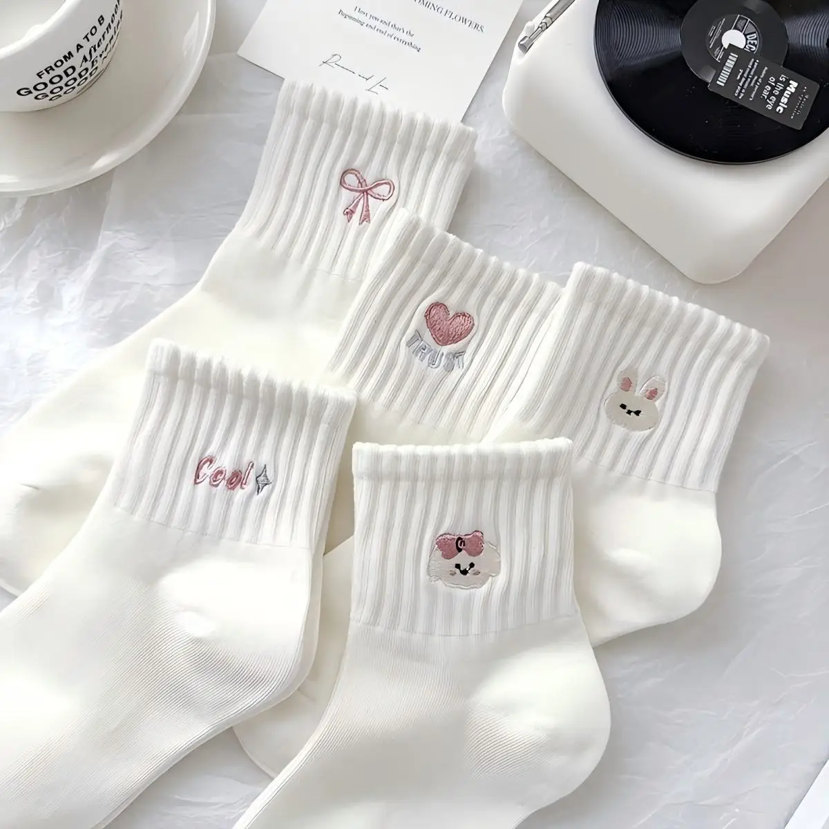 5 pares de meias femininas fofas de animal e coração com laço – textura canelada macia, branco com detalhes pretos, traje casual brincalhão f