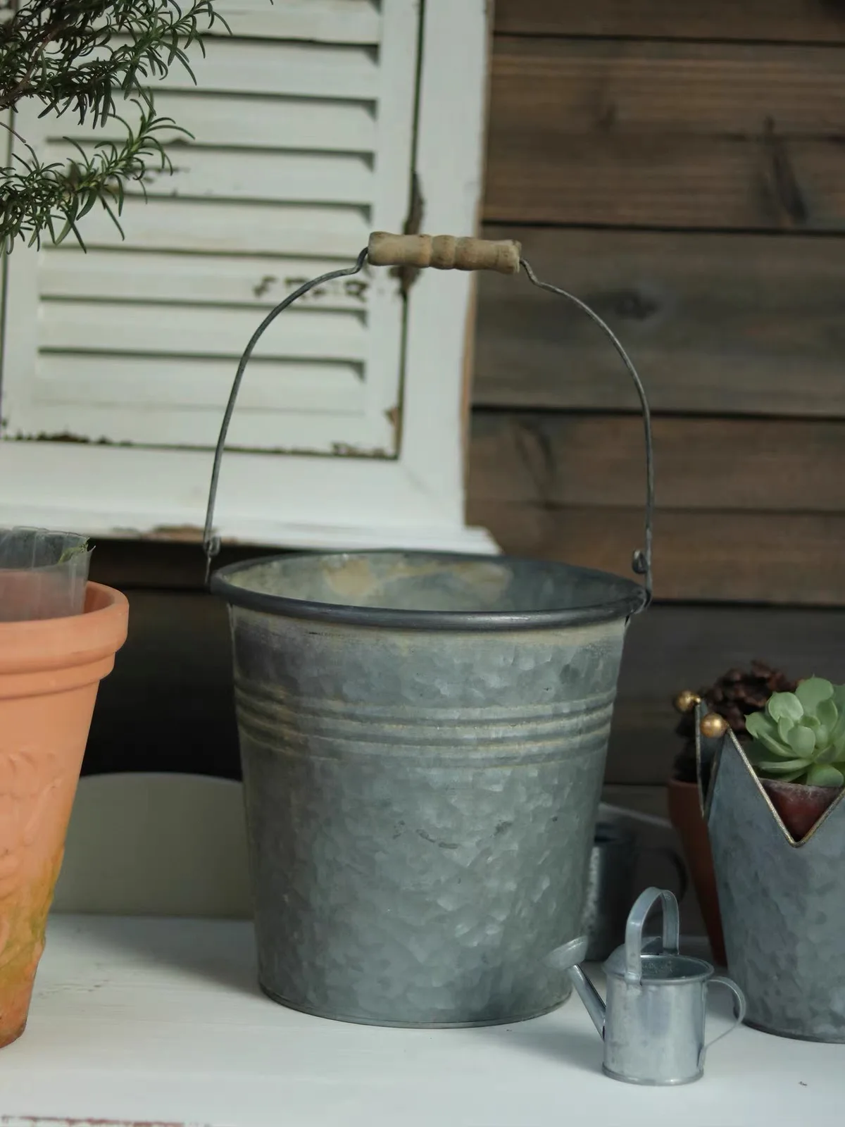 Vintage Galvanized Metal Flower Bucket Planter Rustic Iron Pail with Wooden Handle Farmhouse Garden Pot