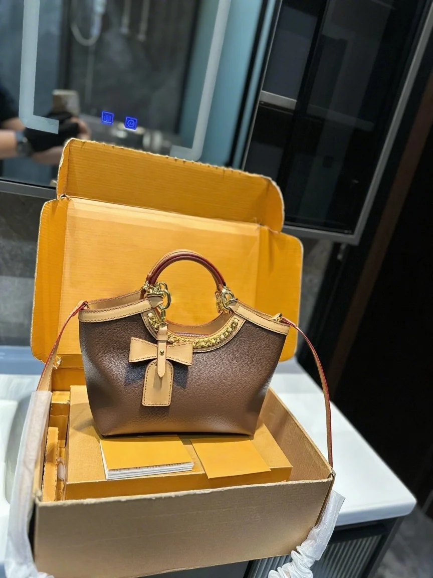 

2025 New SIZE: 22x14 CM Fashionable Versatile bags leather cherry Portable can be carried on the shoulder no boxes