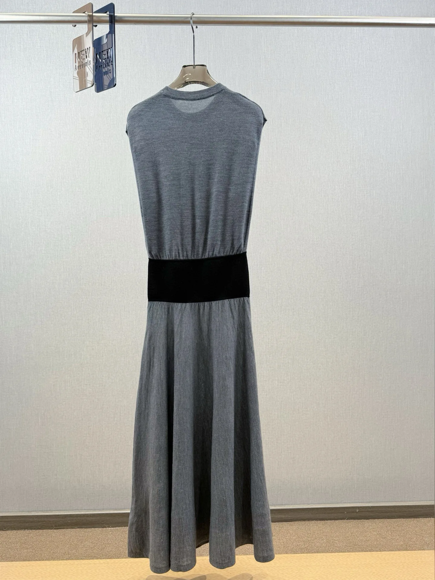 

Elegant women's jersey waist-flattering sleeveless dress