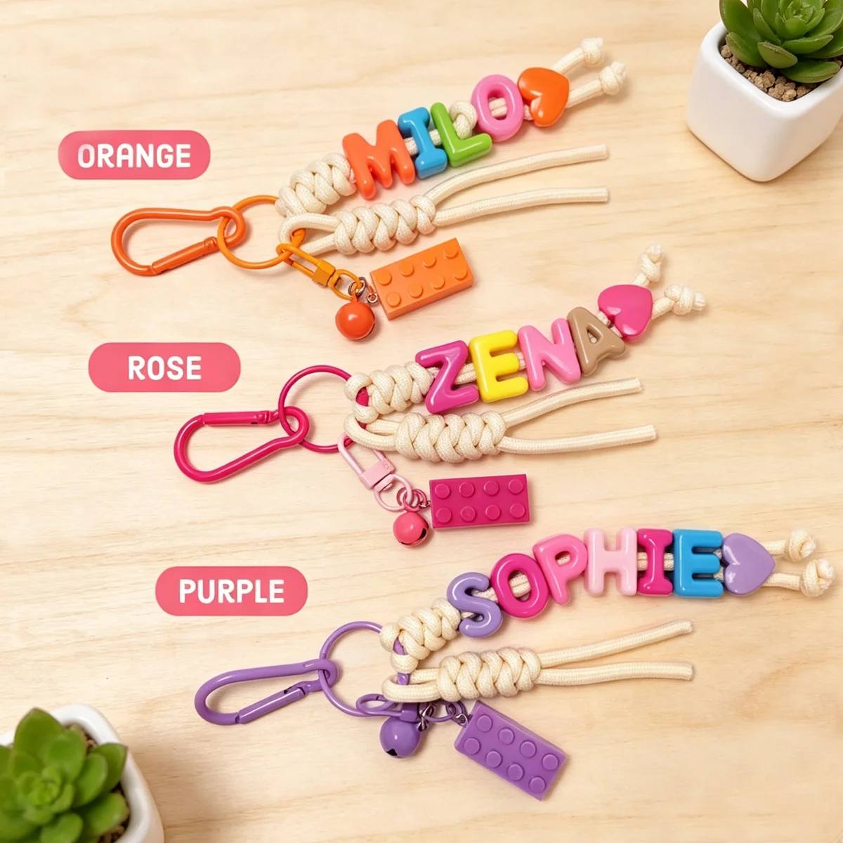 1 Stück personalisierter Schlüsselanhänger mit Quaste und Glöckchen – handgefertigter geflochtener Taschenanhänger, personalisiertes Taschenaccessoire, Abschlussgeschenk – Detail 1