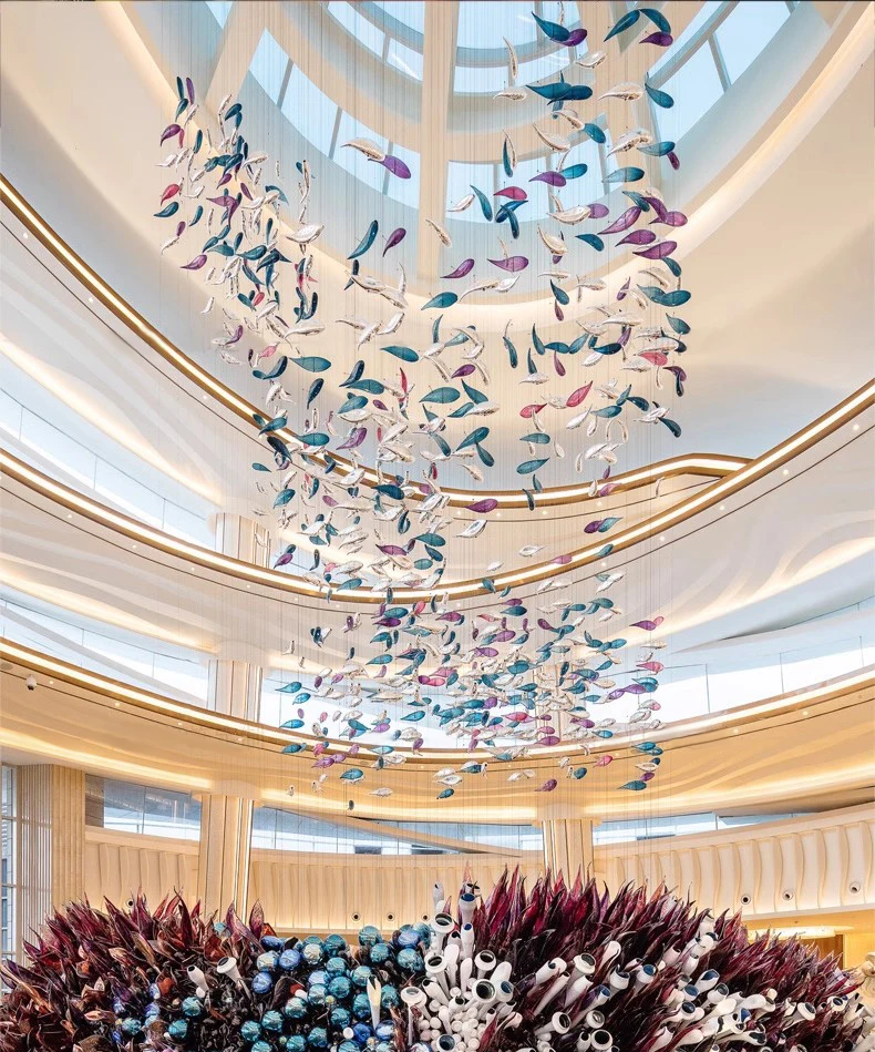 Projeto iluminações peixe pendurado luz pingente de vidro criativo mar peixe roxo azul decoração lustres teto alto para lobby do hotel