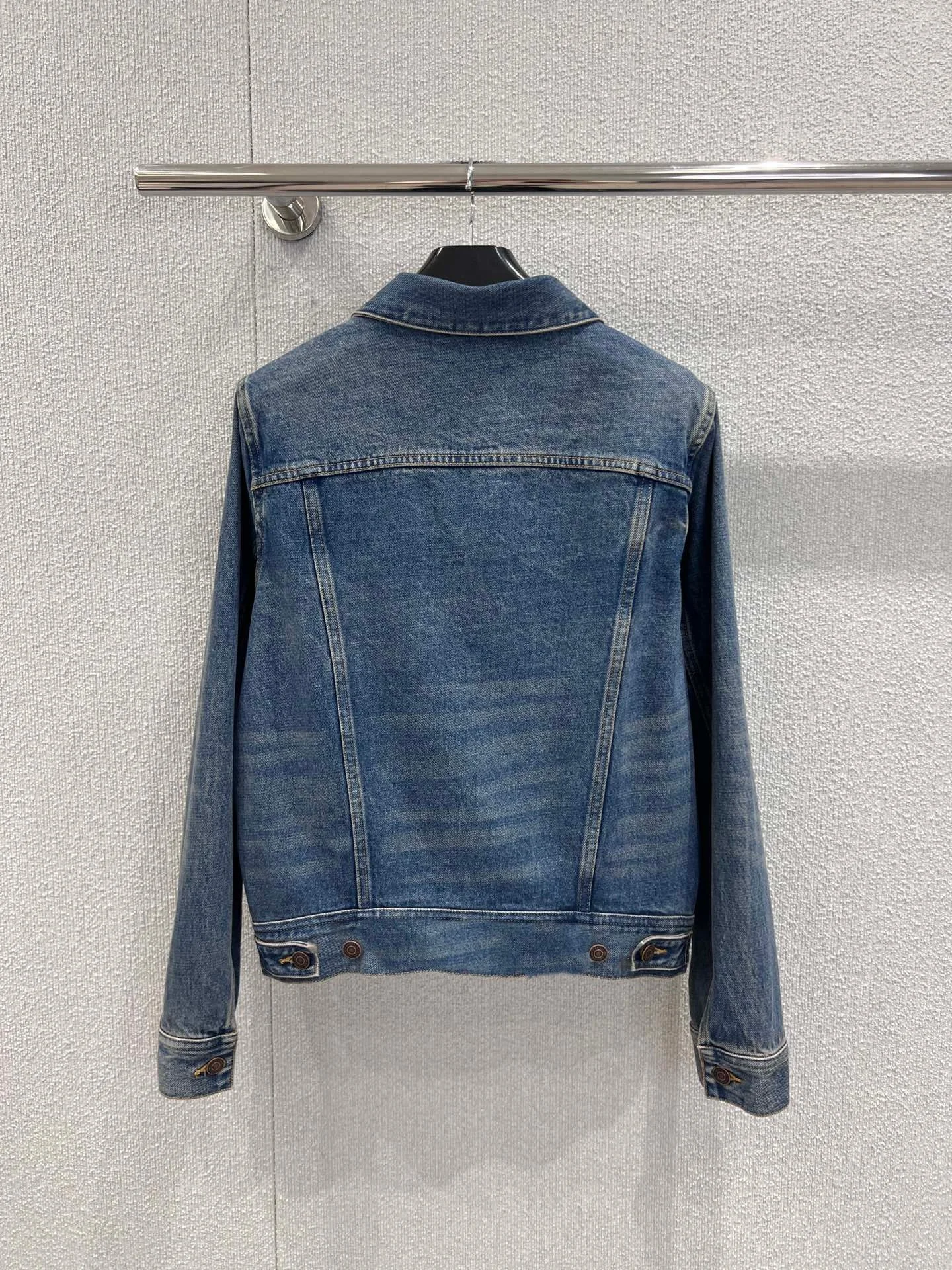 

Осень/зима 2022, модная женская одежда, женская одежда, джинсовая куртка с цветочной вышивкой, потертая джинсовая ткань, винтажная синяя