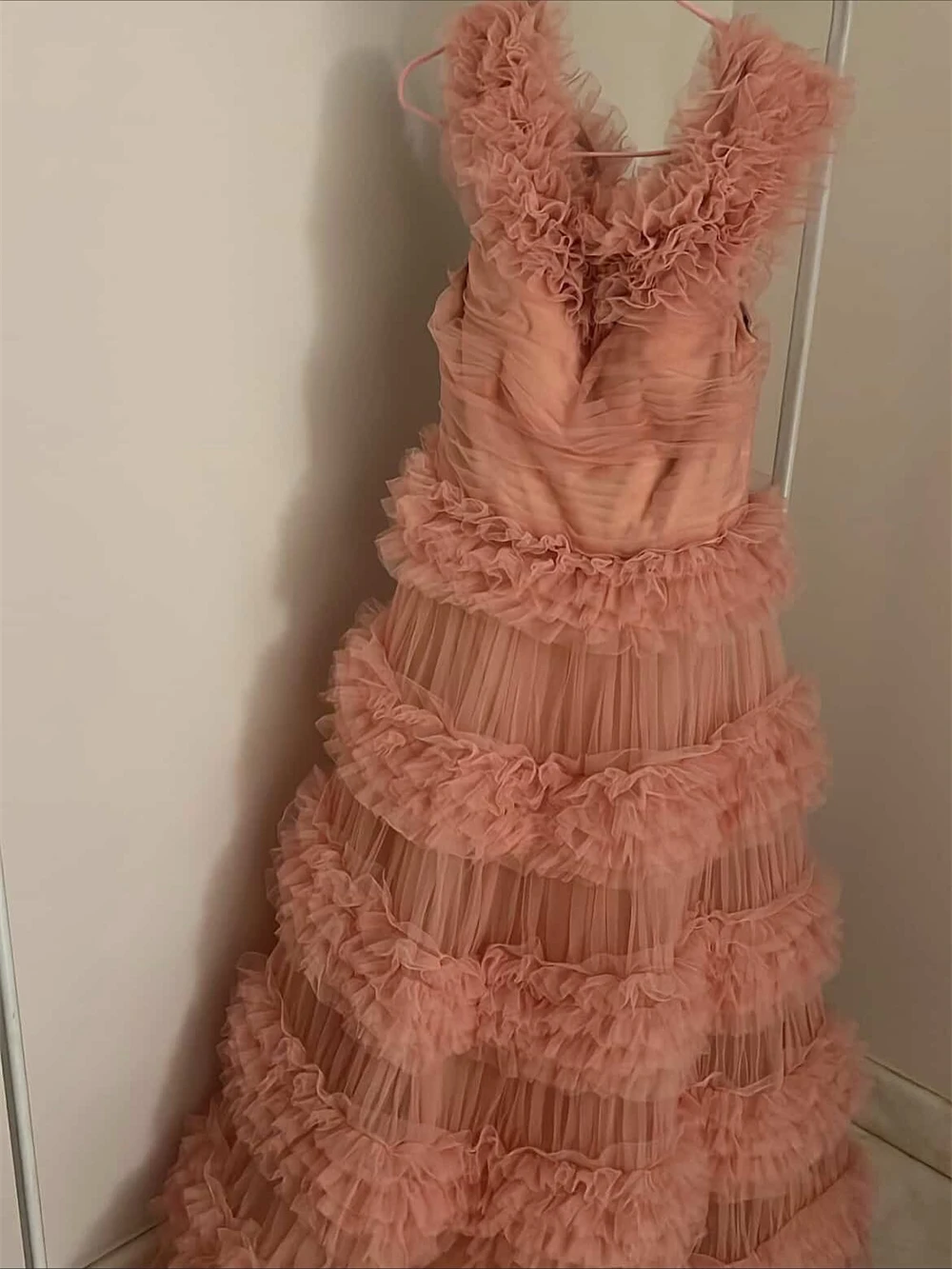 Sansa personalizado Rosa volantes escalonados A-line fuera del hombro vestido De graduación sin mangas Vestidos De Noche hasta el suelo Noche Formal