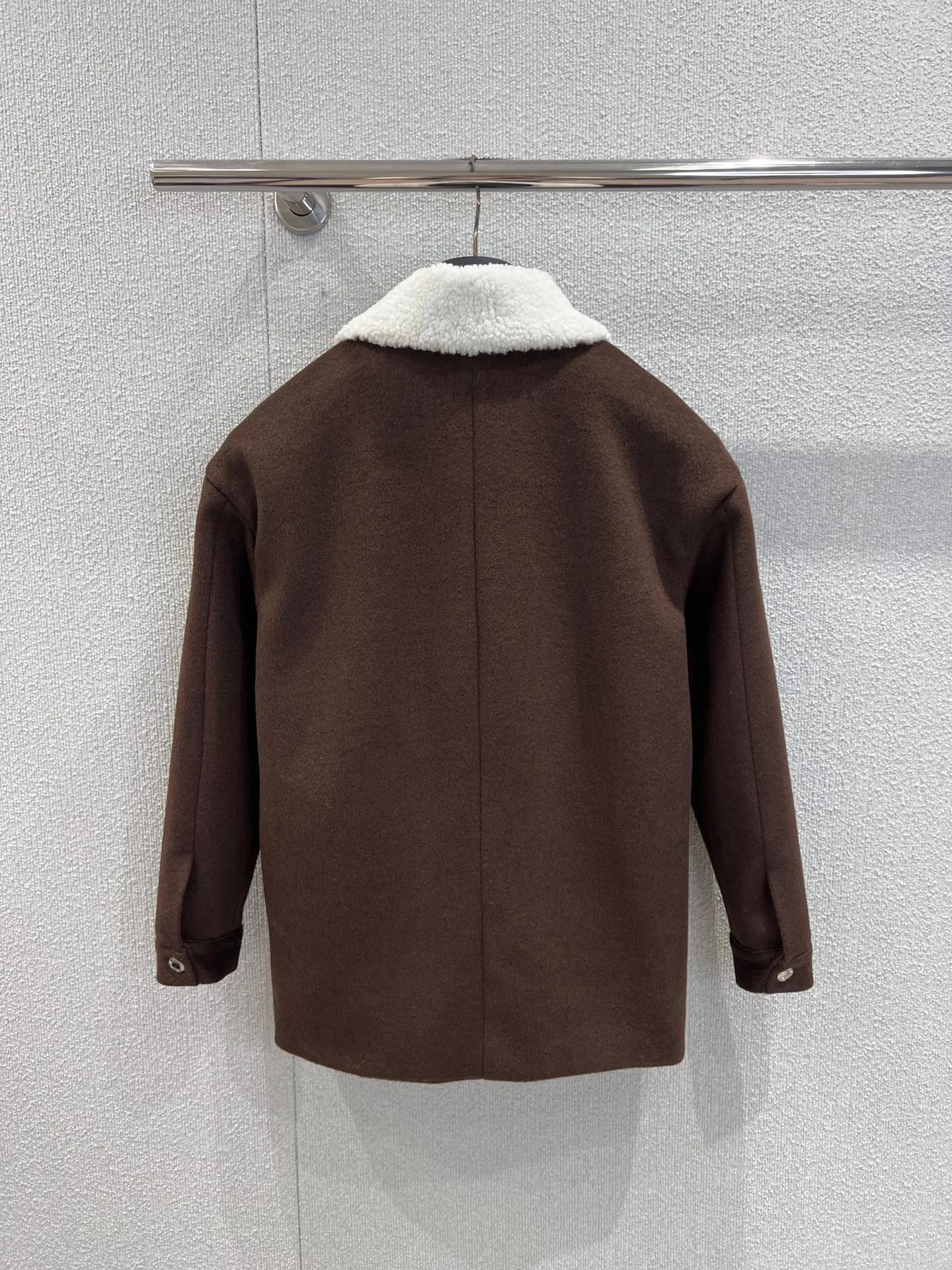 

Осень-зима 2025: шерстяное пальто с лацканами, свободная куртка оверсайз, свободная утягивающая куртка, плюшевое пальто, новая женская одежда