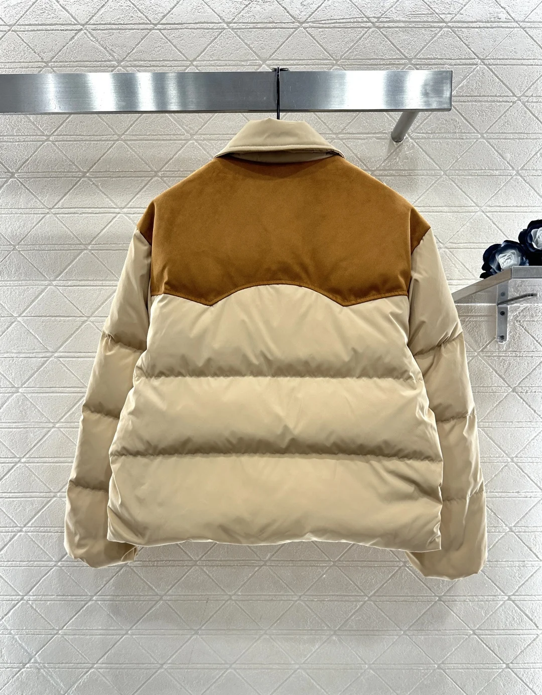 ملابس حريمي جديدة لخريف وشتاء 2025 مقاومة للرياح ومقاومة للماء من مادة النايلون مملوءة بالأسفل سترة داخلية بألوان متباينة