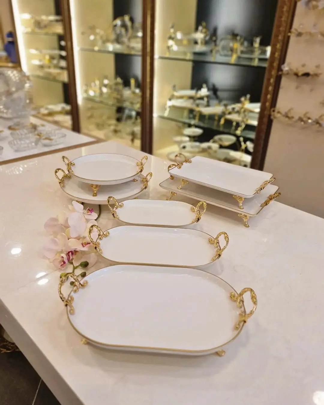 Celebrate Every Meal İn Style With Our Exquisite 7-Piece Porcelain Service Presentation Trays And Salad Boats – Available in Luxurious Gold And Elegant Silver Variants. Elevate Your Dining Experience And Impress Your