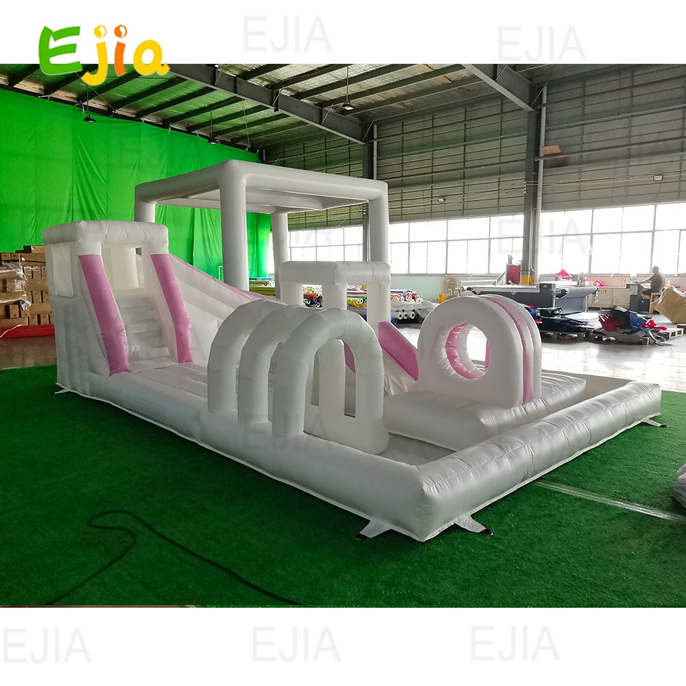 Aire de jeux pour parc de jeux, parcours d'obstacles blanc et rose, avec château de saut, piscine coulissante, tampon gonflable pour événement de fête pour enfants