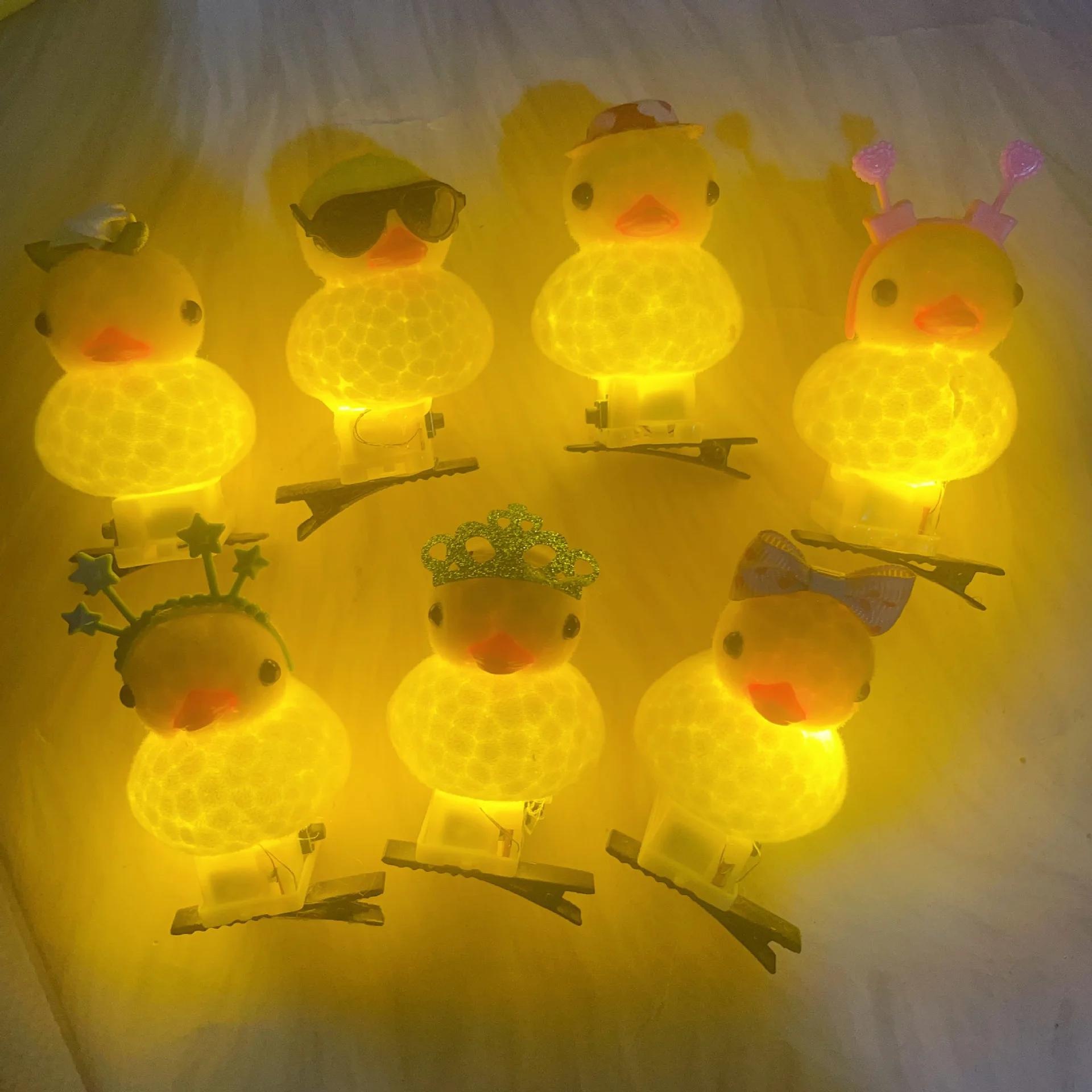 Glow sale Moe cartoon little yellow duck kids hairclip with light 3D animal duckbill clip, headwear accessories (random)