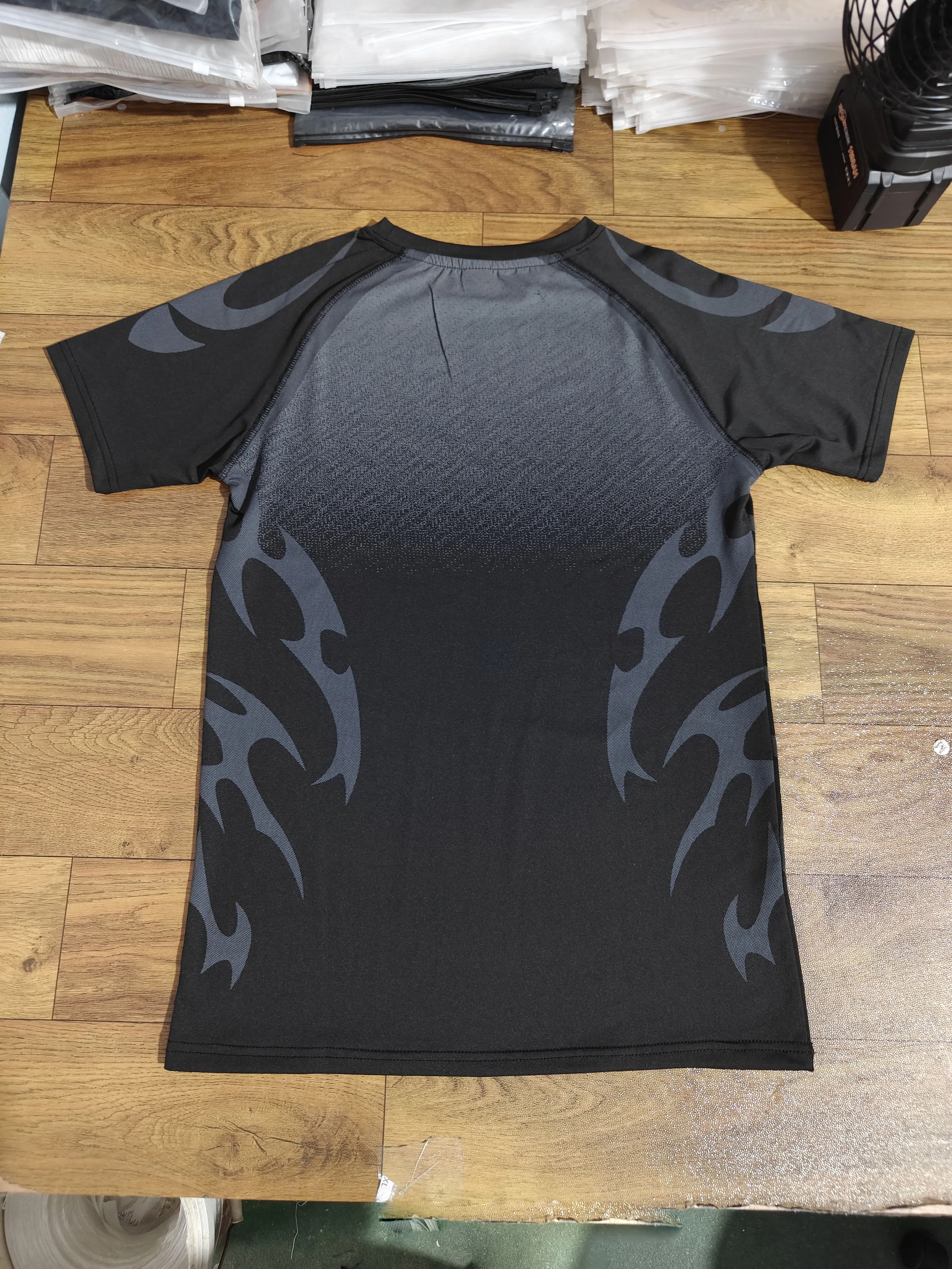 Herren Flammen-Farbverlauf Kompressions-Gym-T-Shirt Schnelltrocknend Atmungsaktiv Hochelastisch Slim Fit Athletisches Lauf- und Trainings-Sportshirt – Detail 28