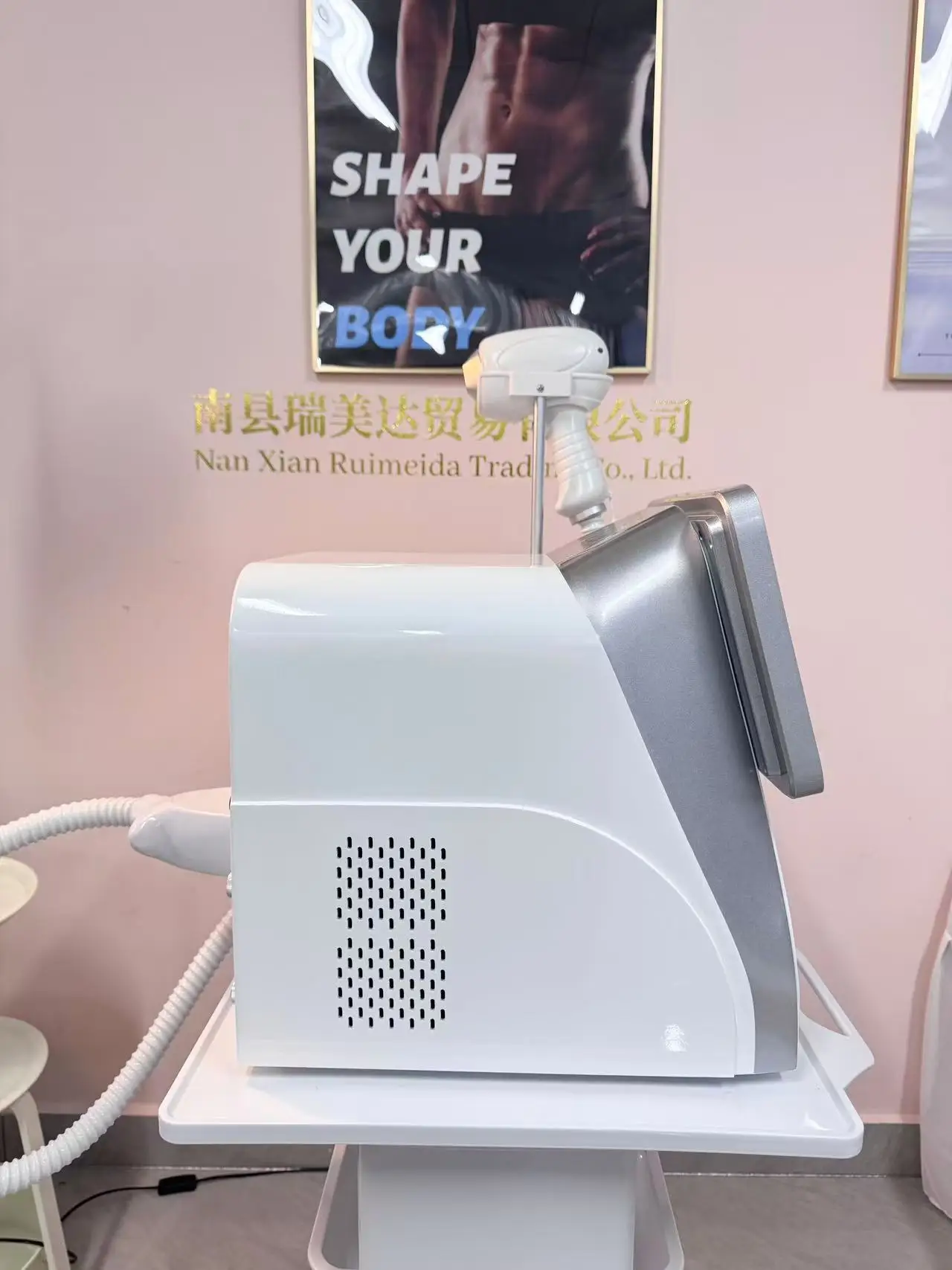 

Diode Laser 755 808 1064nm Multi Wavelengths Hair Removal Machine, Cooling Head, Painless Laser Epilator for Face and Body Hair
