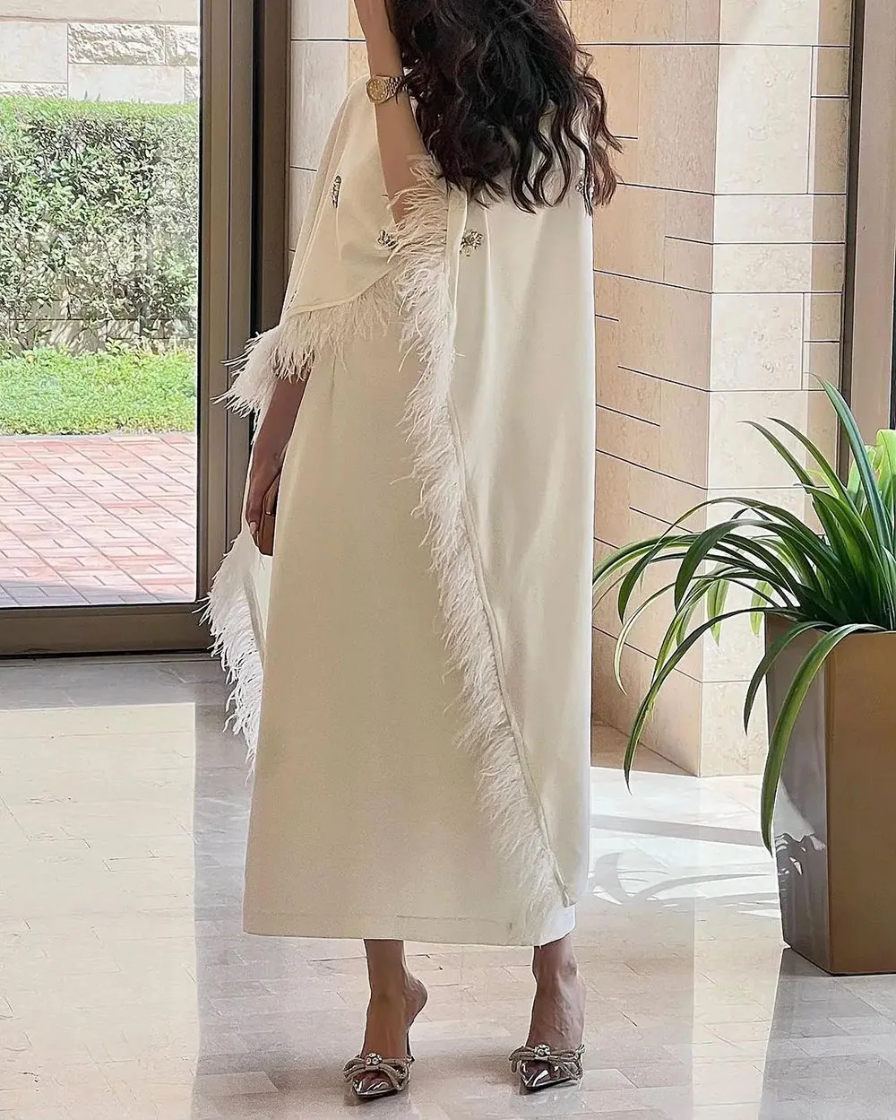 Luxury Formal Gown Customized Evening Dress With Cape Crystal Feather Prom Dress Dubai Arabic Satin Occasion Party Dresses 2024