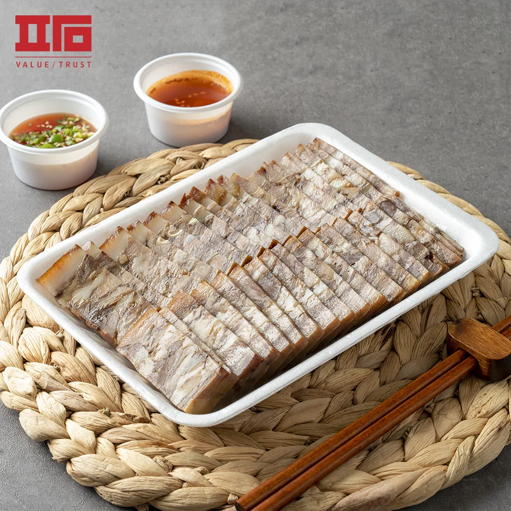 لحم مبرد على الطرافة القديمة ، مصنوع من رؤوس الخنازير المنزلية ، بجوز