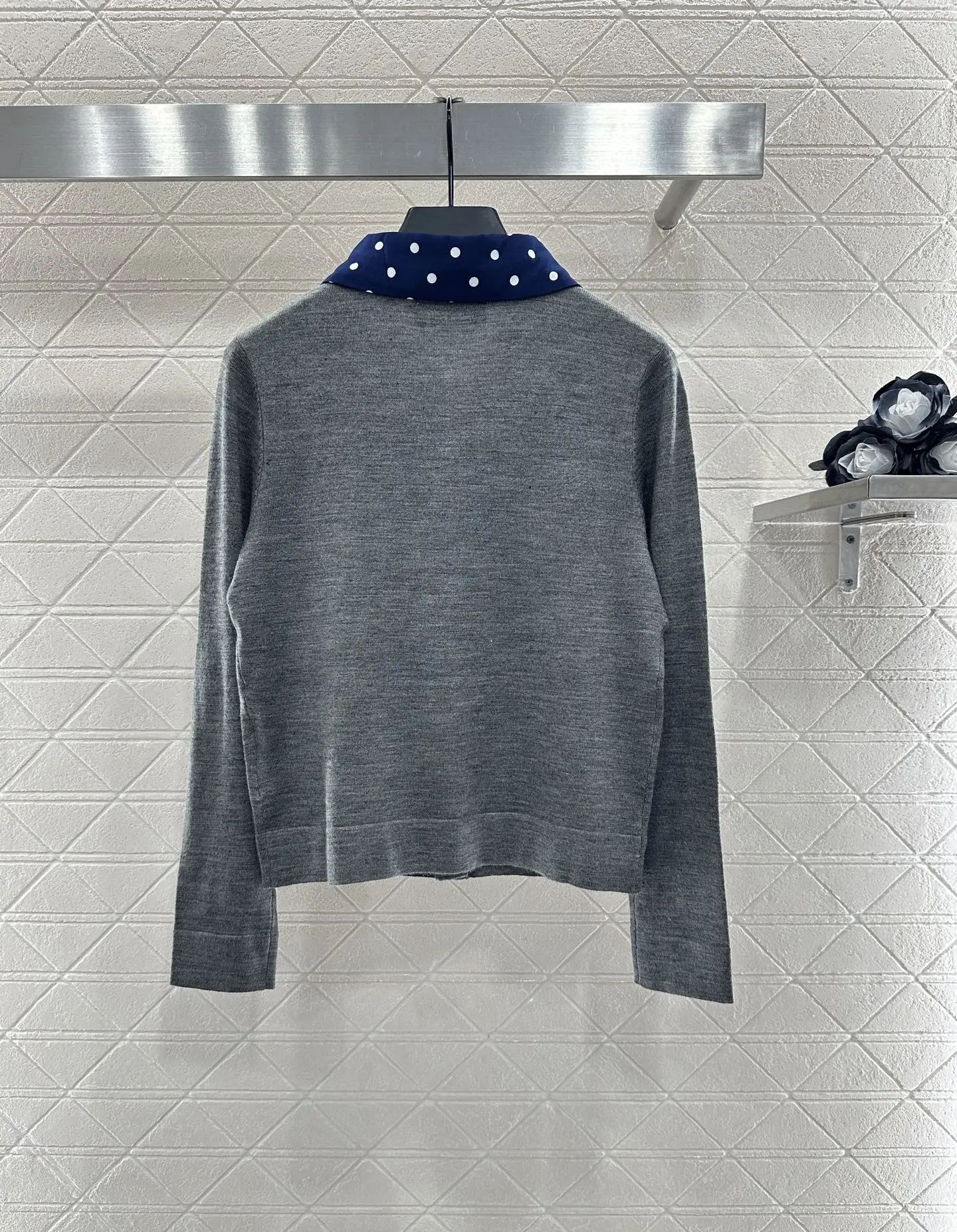 

2025 Early Autumn Women's T-shirts & Tops Wool Yarn Polka Dot Contrast Color Splicing Collar Lapel Knitted Cardigan Shirts