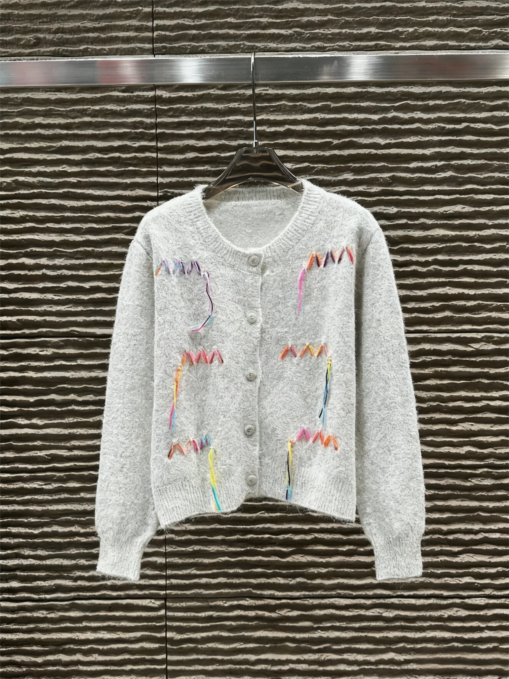 

Осенняя мода 2024, новый стиль, женский однобортный кардиган с круглым вырезом и плюшевой лентой с длинными рукавами