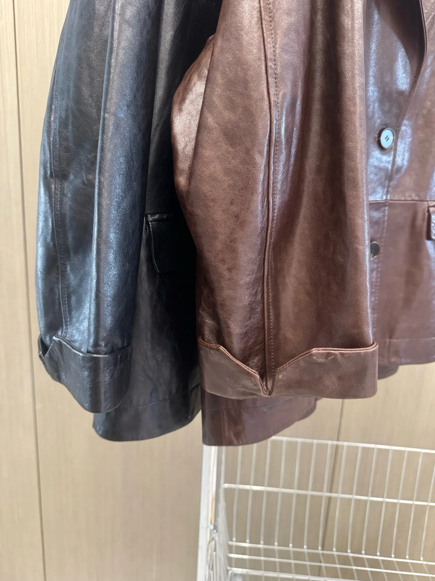 เสื้อแจ็คเก็ตหนังผู้หญิงฤดูใบไม้ร่วงคุณภาพสูงที่เรียบง่ายหรูหรา