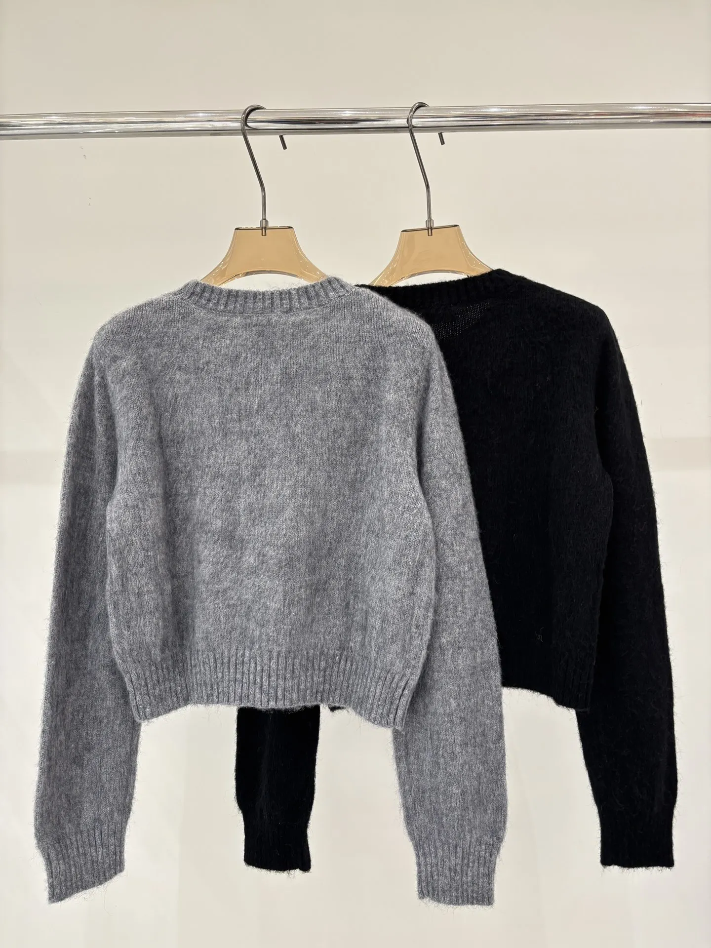 

25 autumn/winter new women's clothing versatile and fashionable temperament round neck contrasting long sleeved short sweater