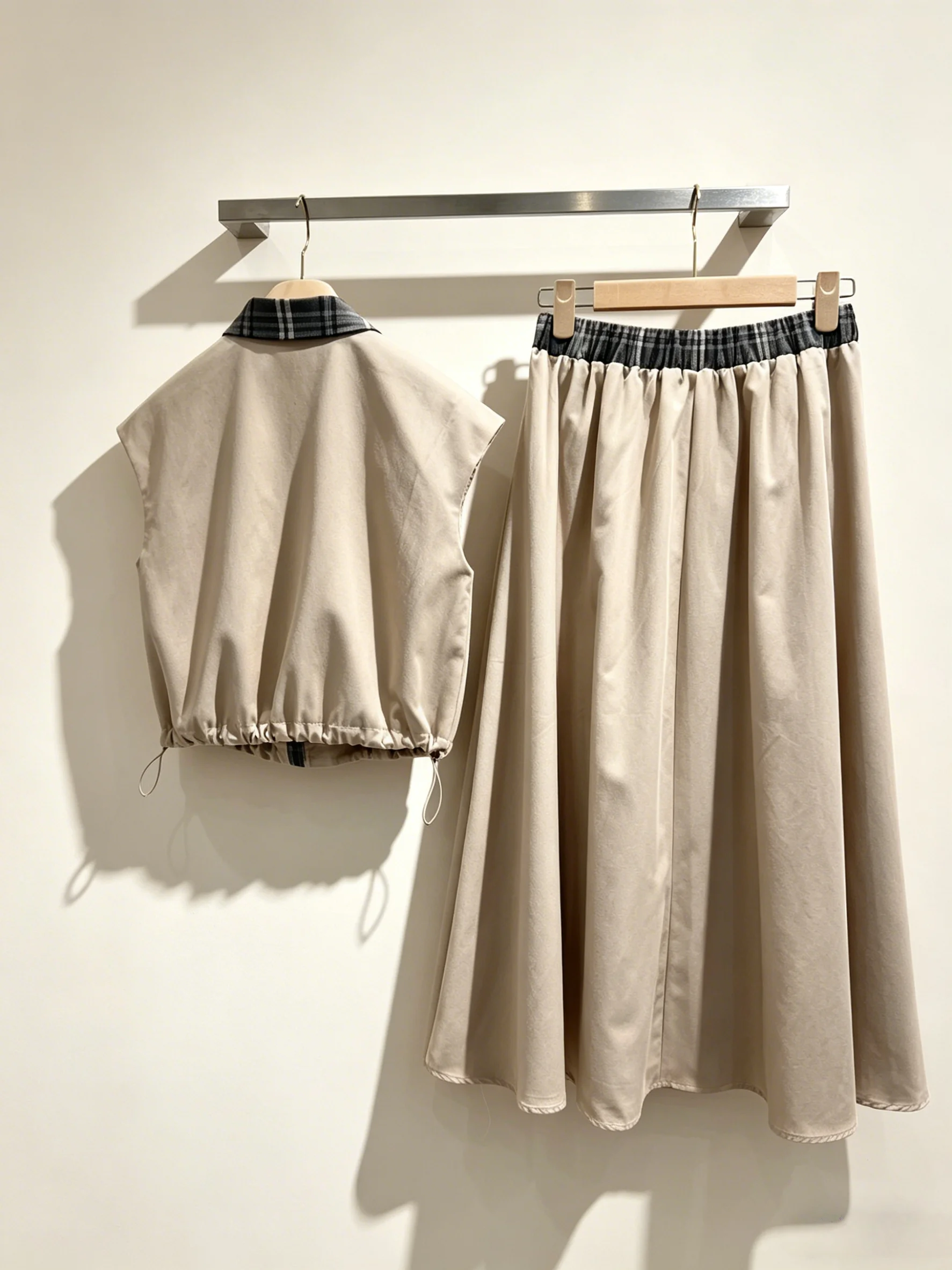 

2026 New Ladies Two Piece Outfit Size M L Plaid Collar Tank Top High Waist Pleated Skirt Set Code 020