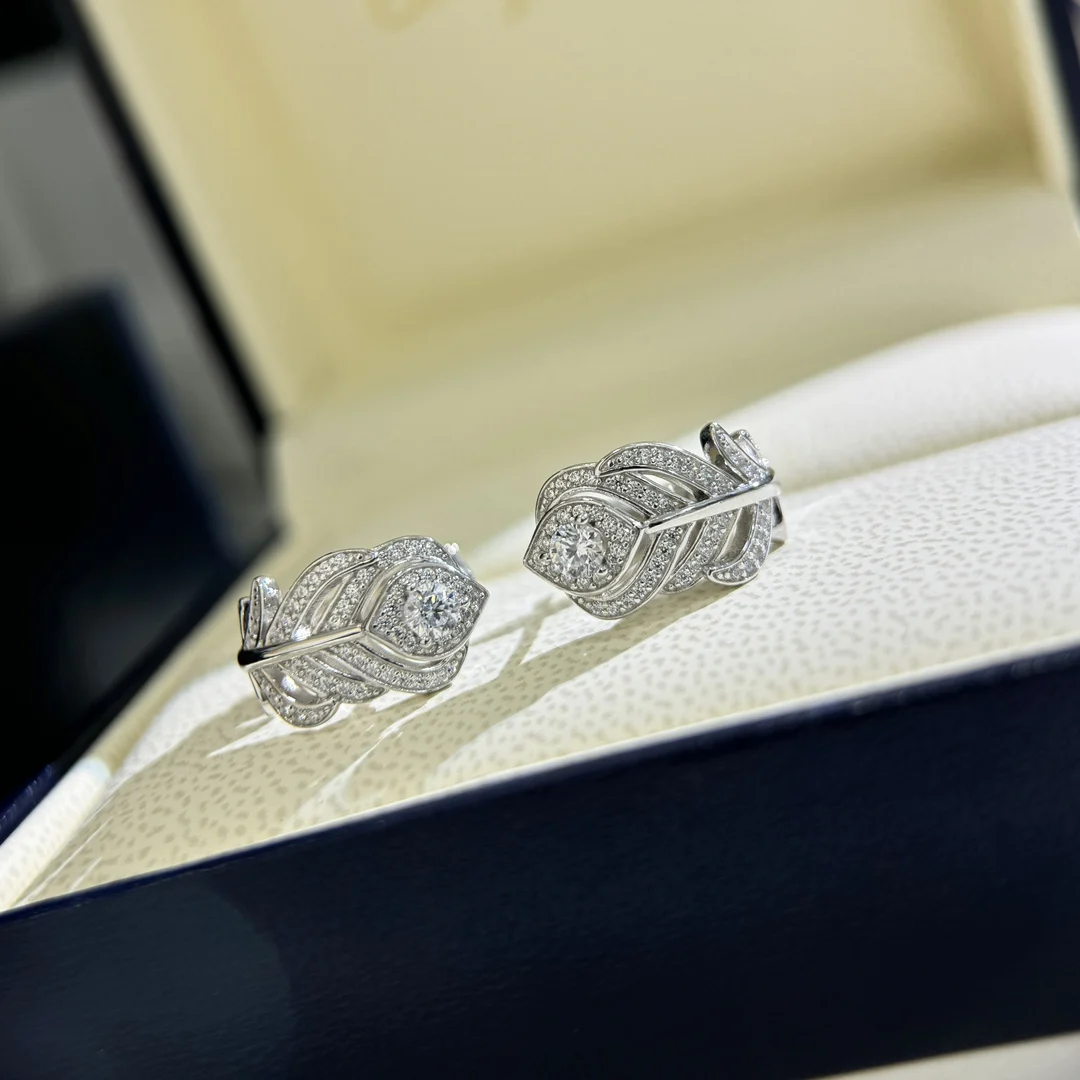 Fashion Classic Jewelry S 925 Sterling Silver High-end CZ Simulation Diamond Feather Model Irregular Women's Ear Patties