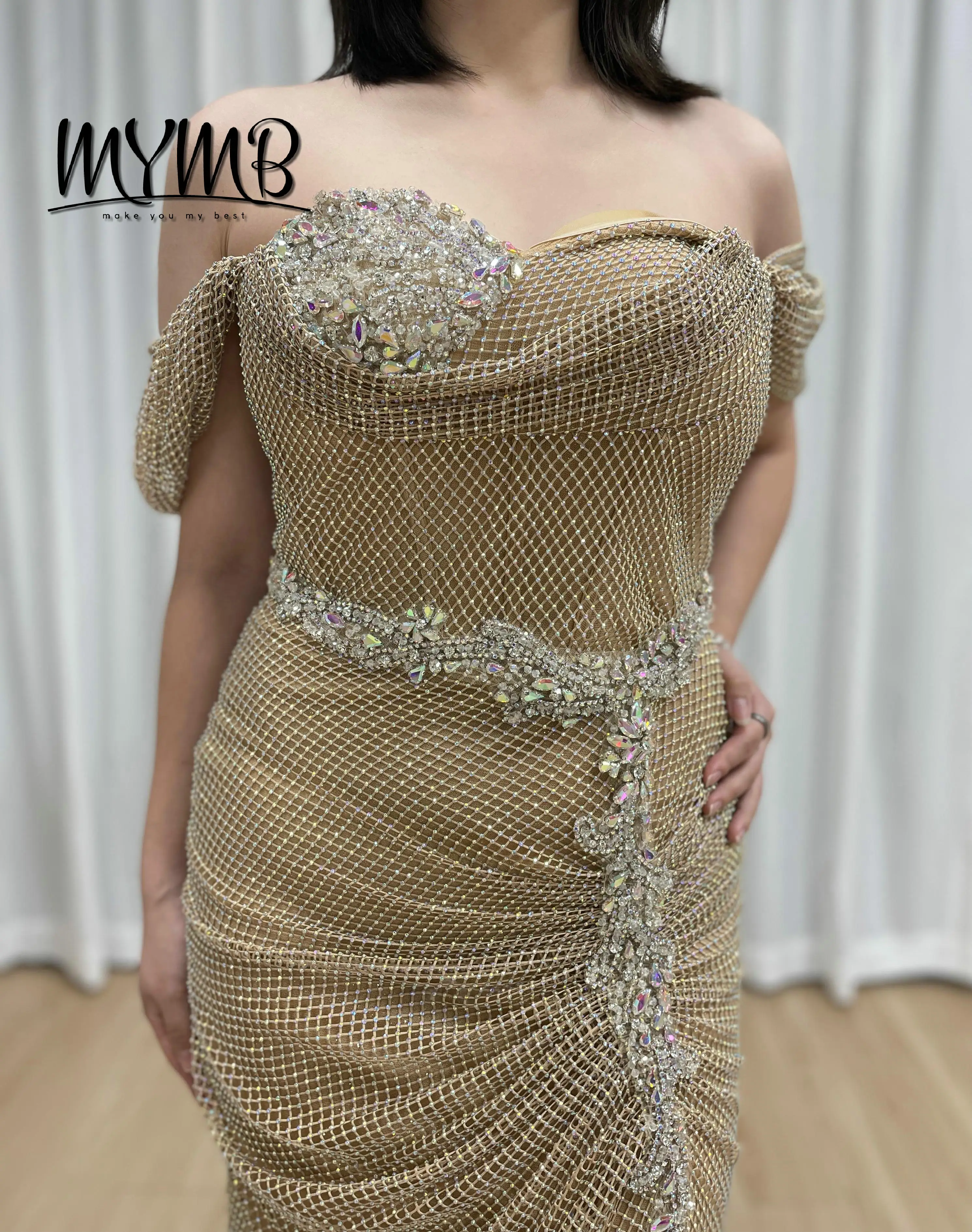 ชุดราตรีทรงเมอร์เมดประดับลูกปัดสีทอง ดีไซน์เกาะอกแบบหวาน พร้อมเลื่อมระยิบระยับ ผ่าสูง สำหรับงานกาล่า รุ่น MB40437