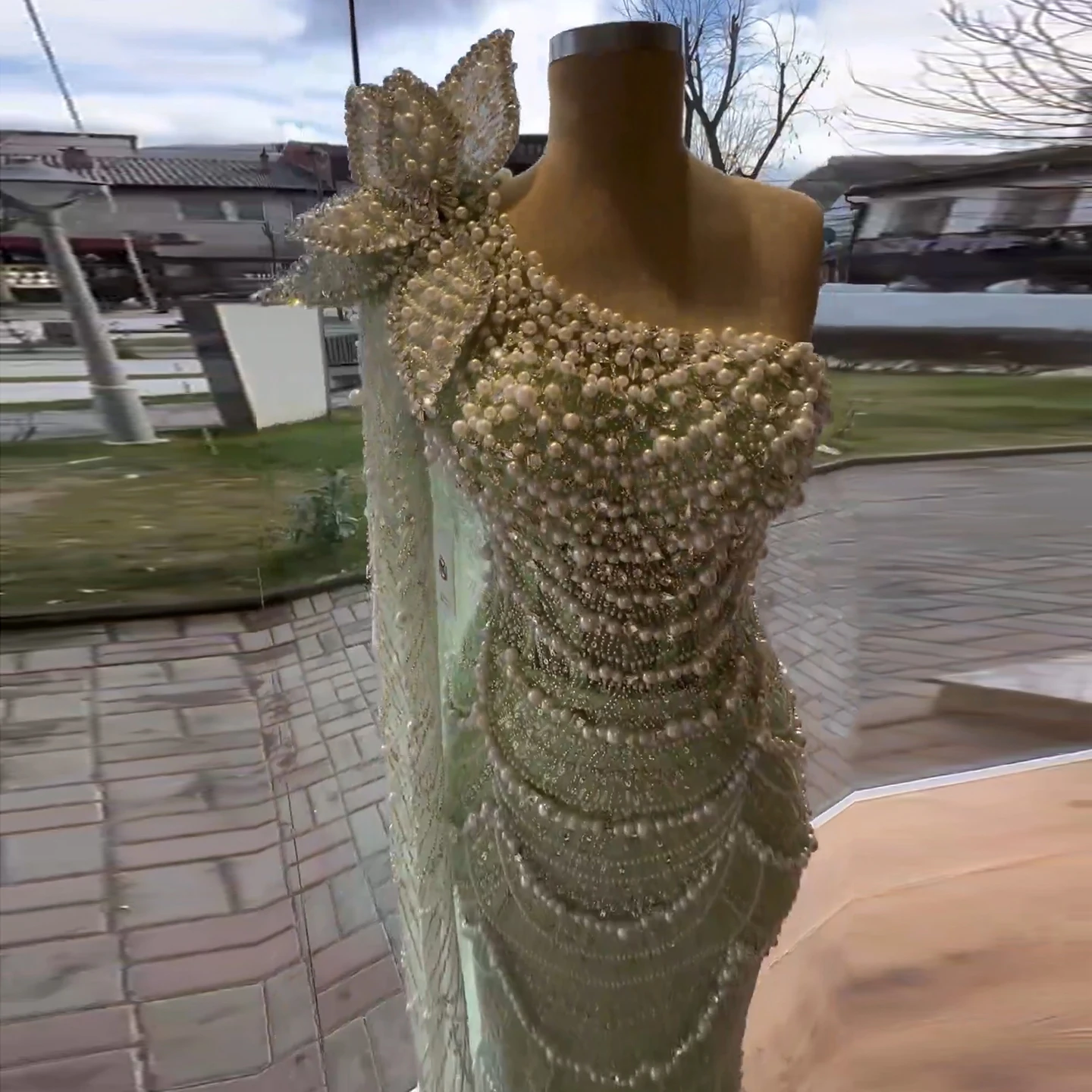 Sharon Said Luxuriöses Salbeigrünes Einschultriges 3D-Blumen Arabisches Abendkleid mit Perlen-Cape-Ärmeln Hochzeits-Partykleid SS688 Maßanfertigung – Detail 7
