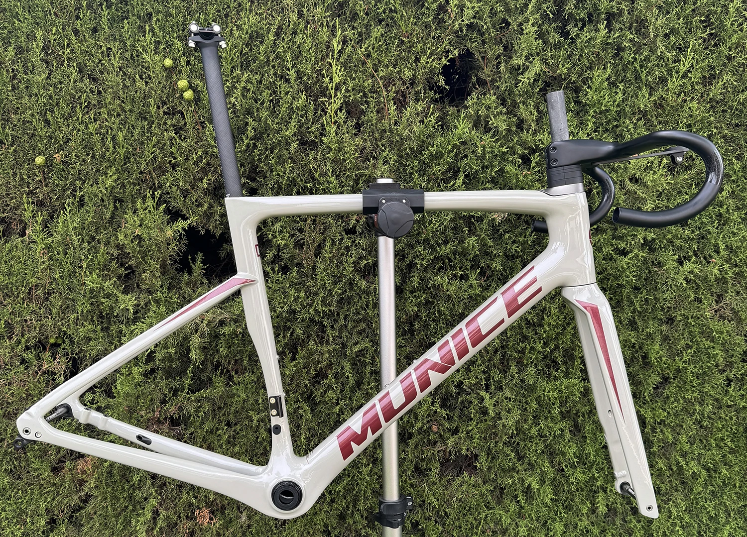 Munice R2 Carbonfaser-Rennradrahmen Versand aus Spanien Ultraleichter Allround-Carbon-Rennradrahmen Aerodynamischer EPS-geformter Carbonrahmen Scheibenbremse Max. 700*32C AERO T47 Fahrradrahmen Vollständig interne Kabelführung Lenker DI2 Mechanisch 2 Jahre Garantie – Detail 19
