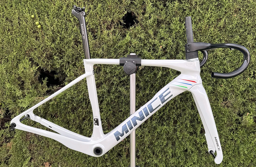 Minice Aerodynamischer EPS-geformter Carbonrahmen mit Scheibenbremse, max. 700*32C, AERO Rennrad-Rahmenset, BSA, vollständig interne Kabelführung, Lenker, DI2, mechanisch – Detail 8
