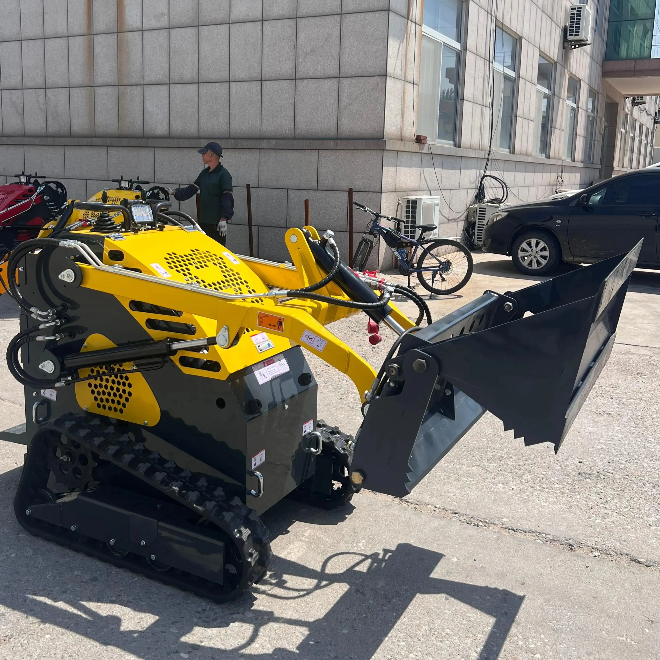 Mini skid steer loader snow thrower สิ่งที่แนบมา bMini skid steer loader snow thrower reaker เครื่องตัดหญ้า trencher excavator ปรับแต่งได้