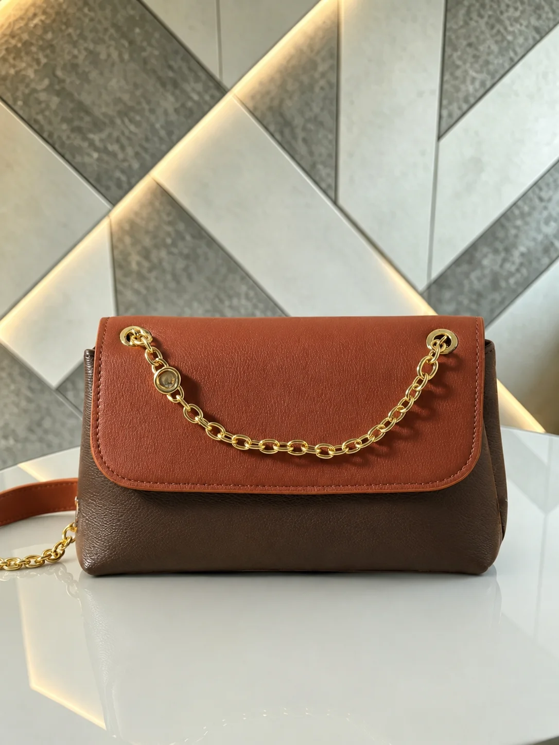 

2026 Women Handbag Flap Lock Two Tone Chain Shoulder Purse for Everyday Carry No Box Size:24*15*9cm