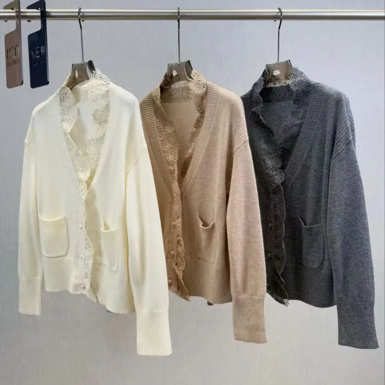 

Элегантная блузка из кашемировой шерсти с кружевом и V-образным вырезом.