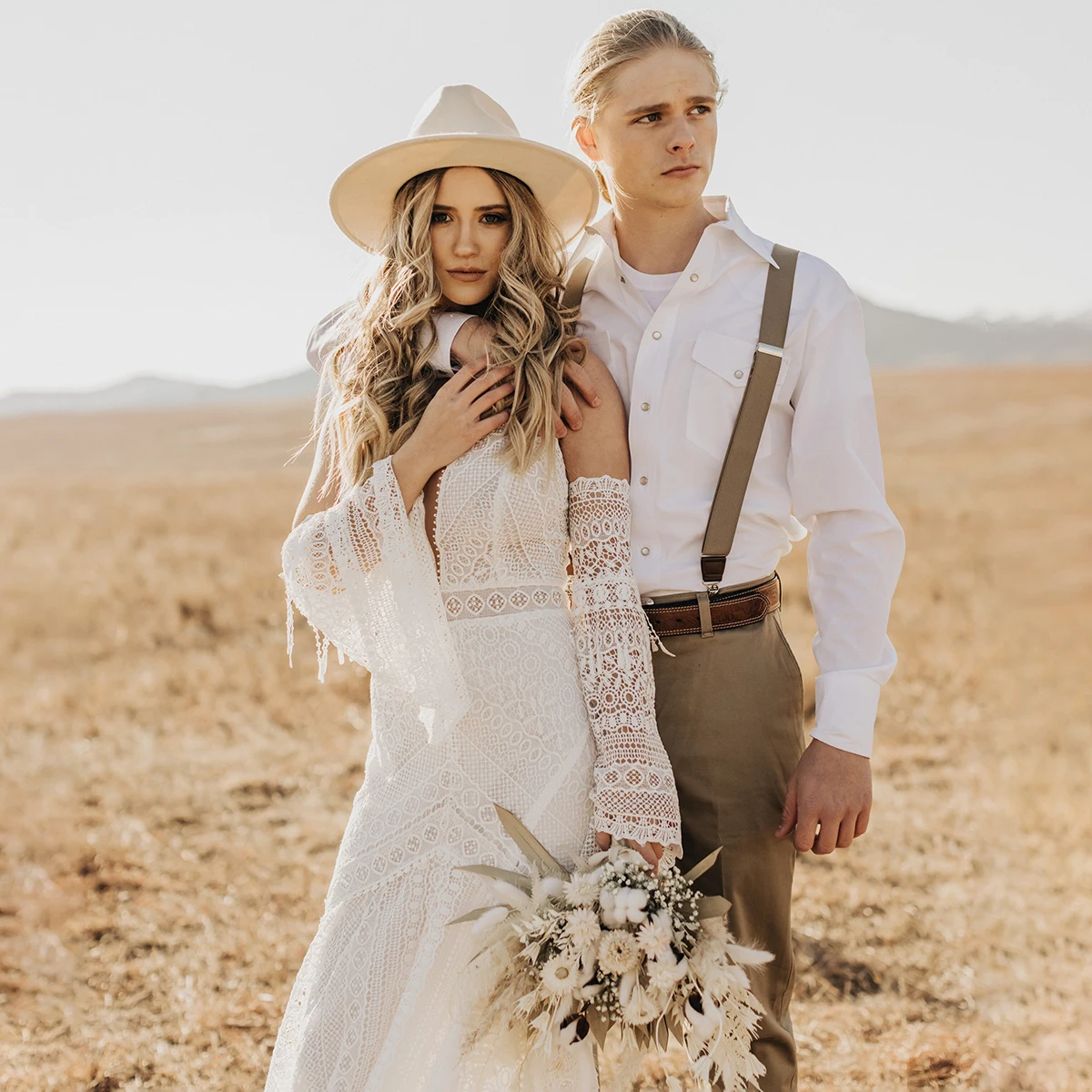 분리형 긴 벨 슬리브 플 런지 V Elopement 신부 가운 Tassels 컷 아웃 레이스 Boho Western 맞춤형 트럼펫 웨딩 드레스