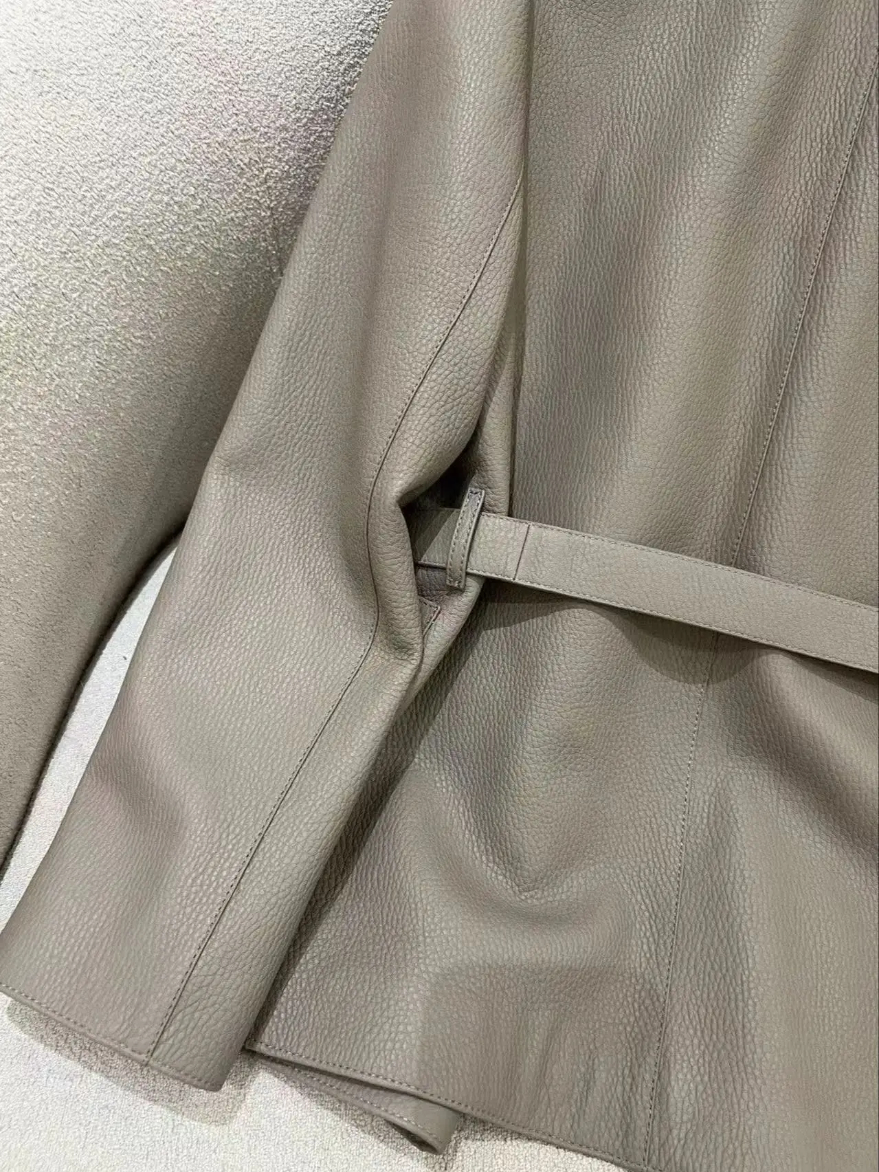 Elegancka damska kurtka ze skóry naturalnej z odpinanym kaszmirowym szalem