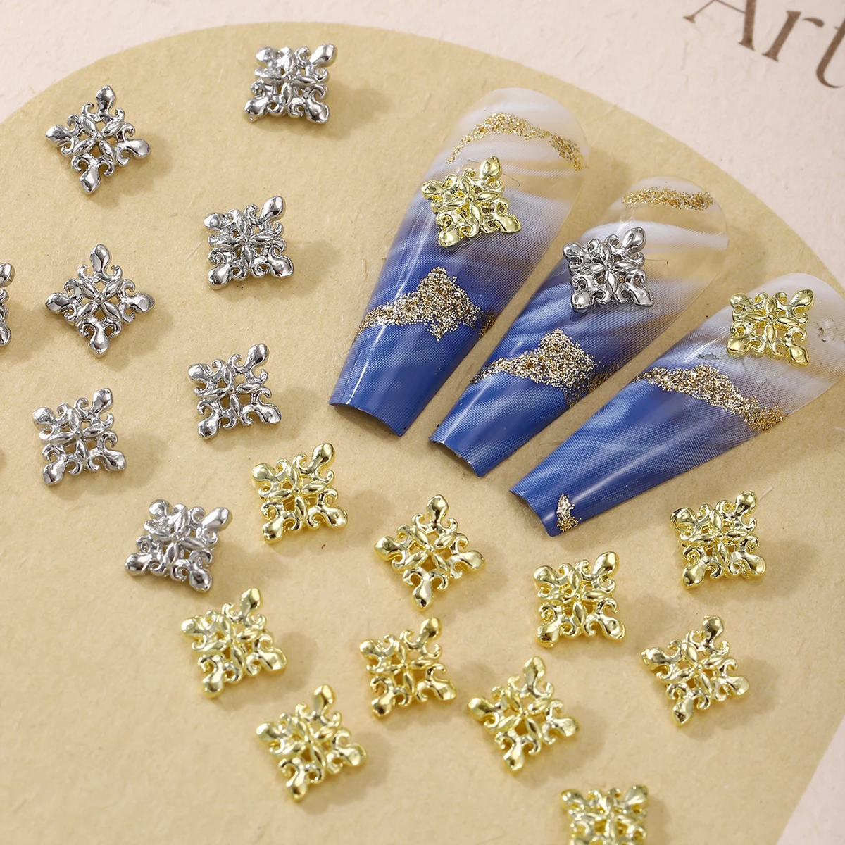 20ชิ้นสไตล์วังย้อนยุคโคลเวอร์สี่แฉกตกแต่งเล็บสไตล์โลหะ Y2k ตกแต่งเล็บพลอยเทียม DIY สไตล์พังก์