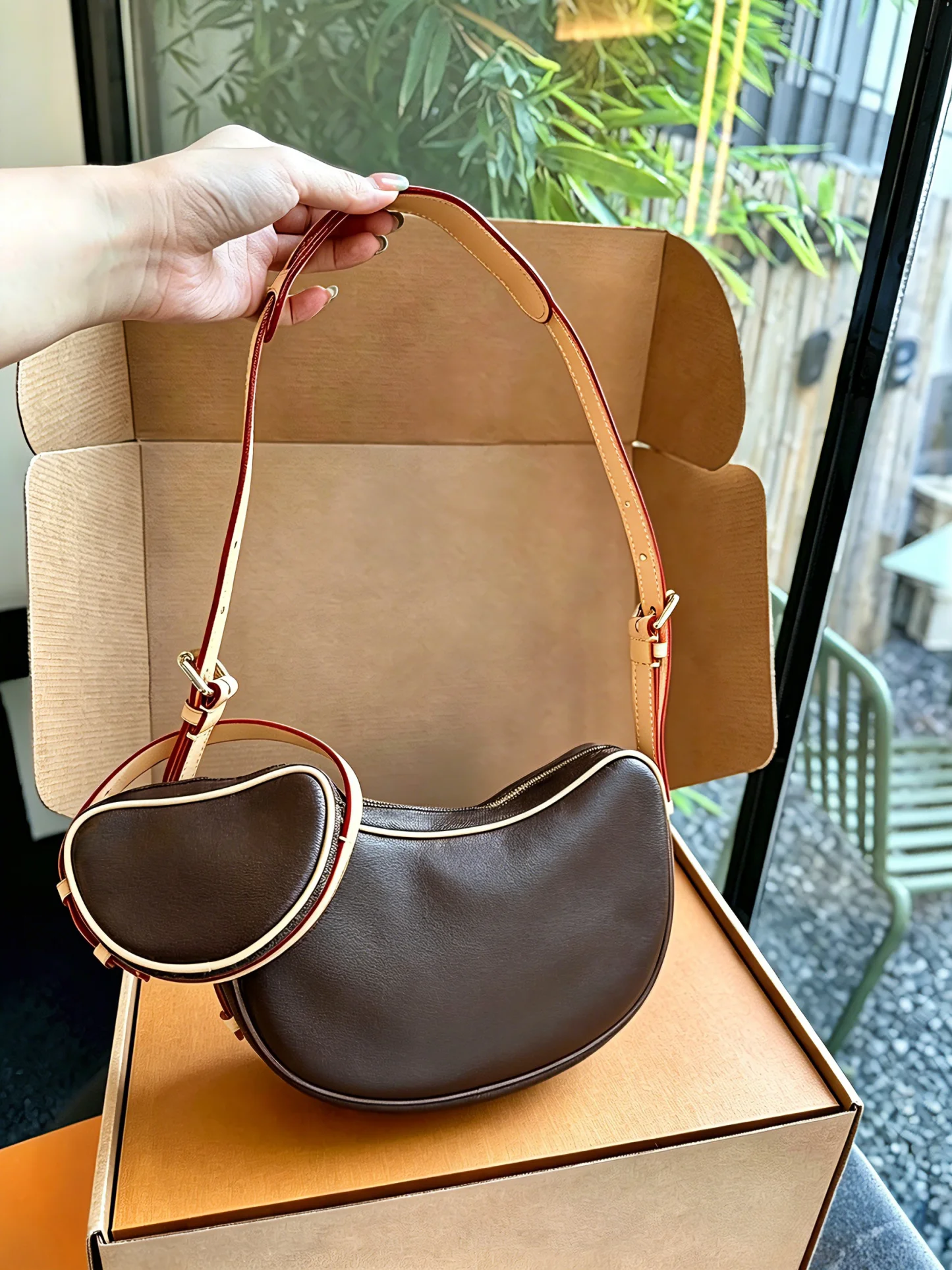 2026 New High-end Color-Contrast Crescent-shaped Shoulder Bag with Slanted Strap Retro Fashionable Women's Bag 24*15cm